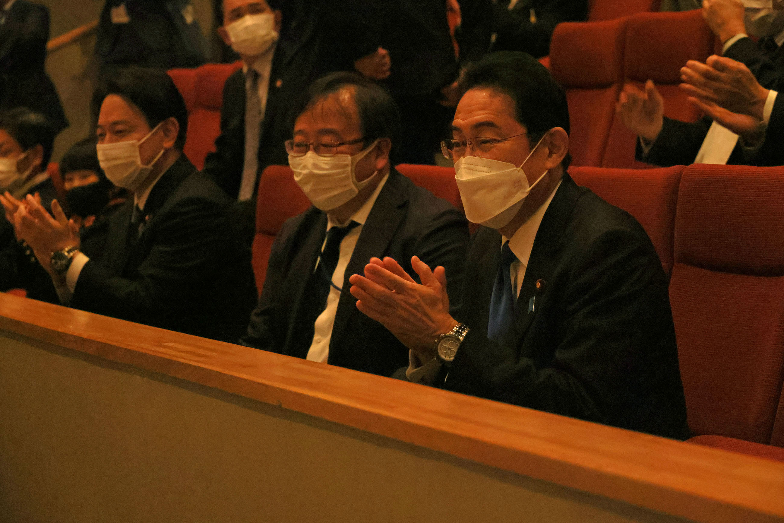 Prime Minister Kishida watching a kabuki performance by children (2)