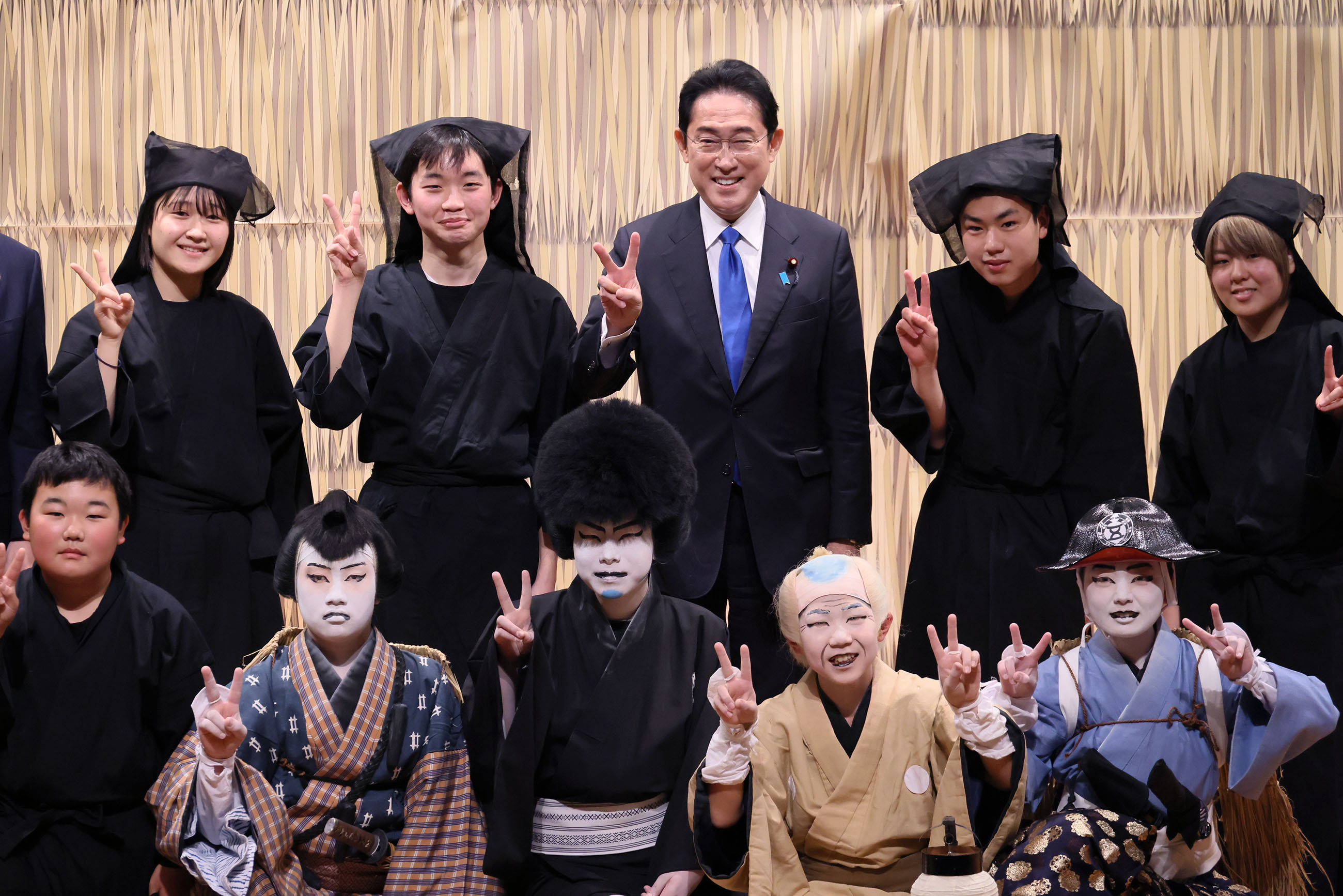 Commemorative photo session with kabuki performers