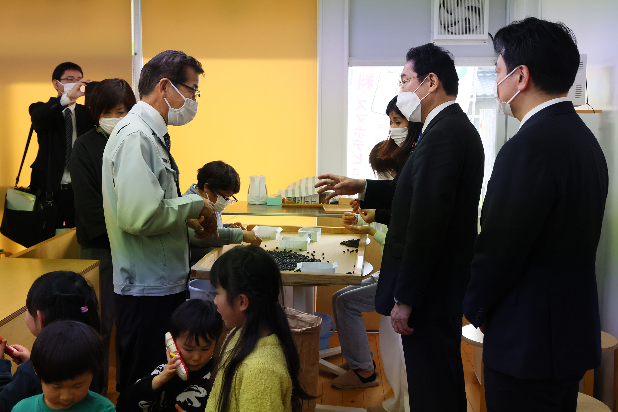 Prime Minister Kishida visiting the Shigoto Conveni program (3)