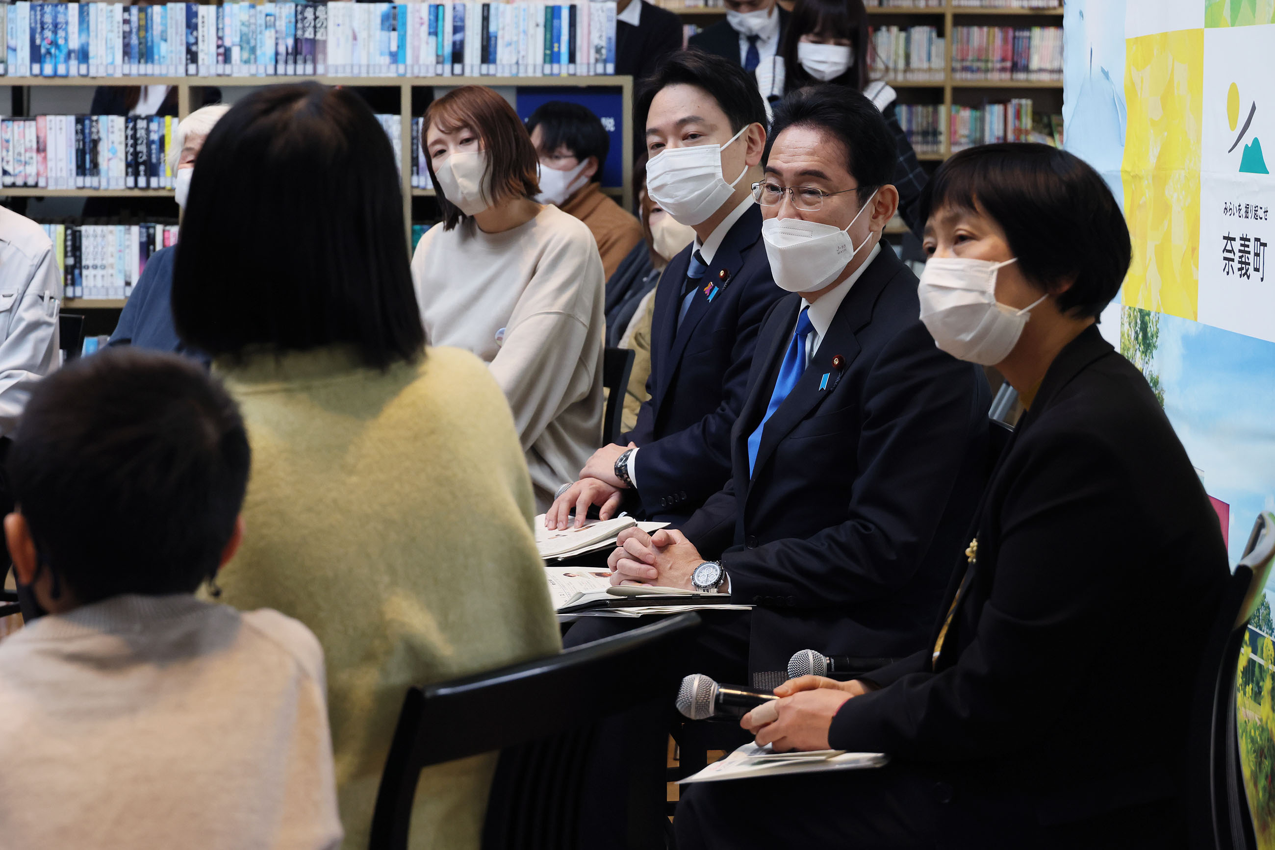 Prime Minster Kishida talking with participants in a public dialogue on policies related to children (6)