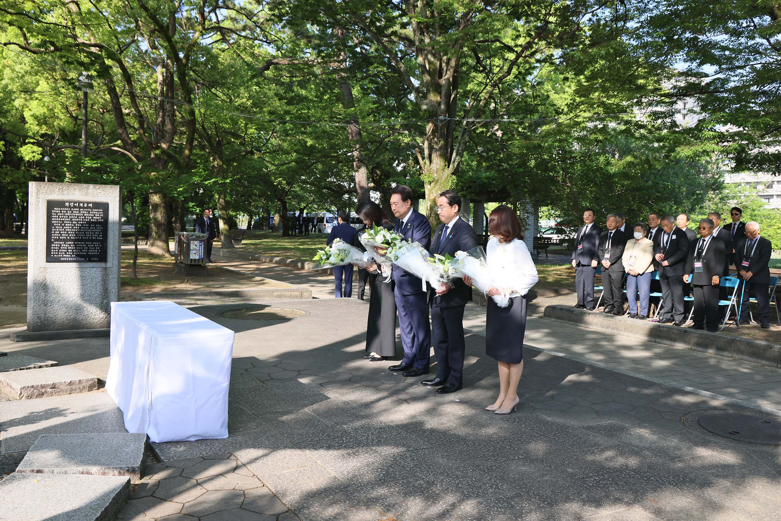 Prime Minister Kishida laying flowers at the Cenotaph for the ROK Atomic Bomb Victims (1)