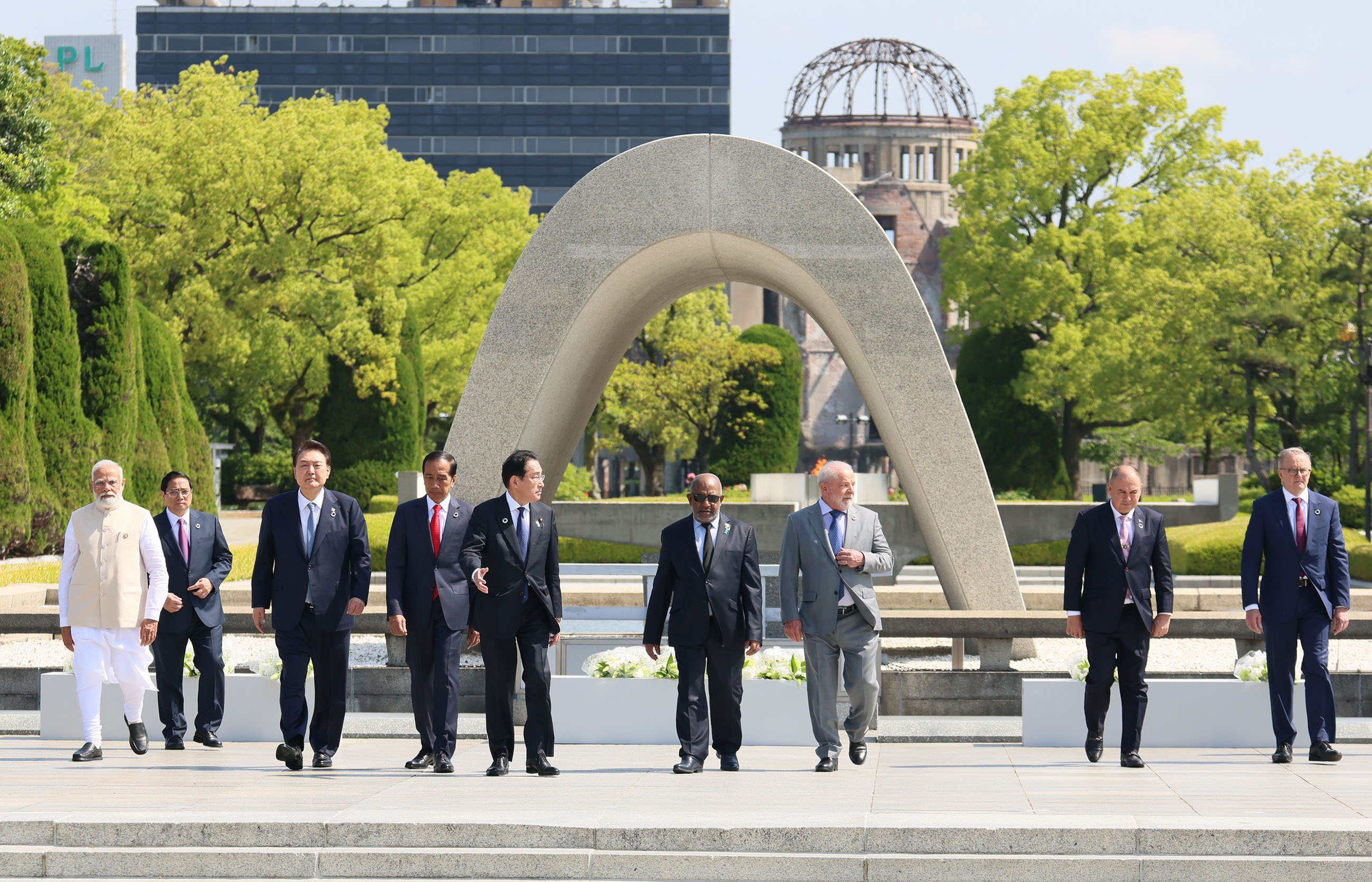 Prime Minister Kishida laying flowers at the Cenotaph for the Atomic Bomb Victims (4)