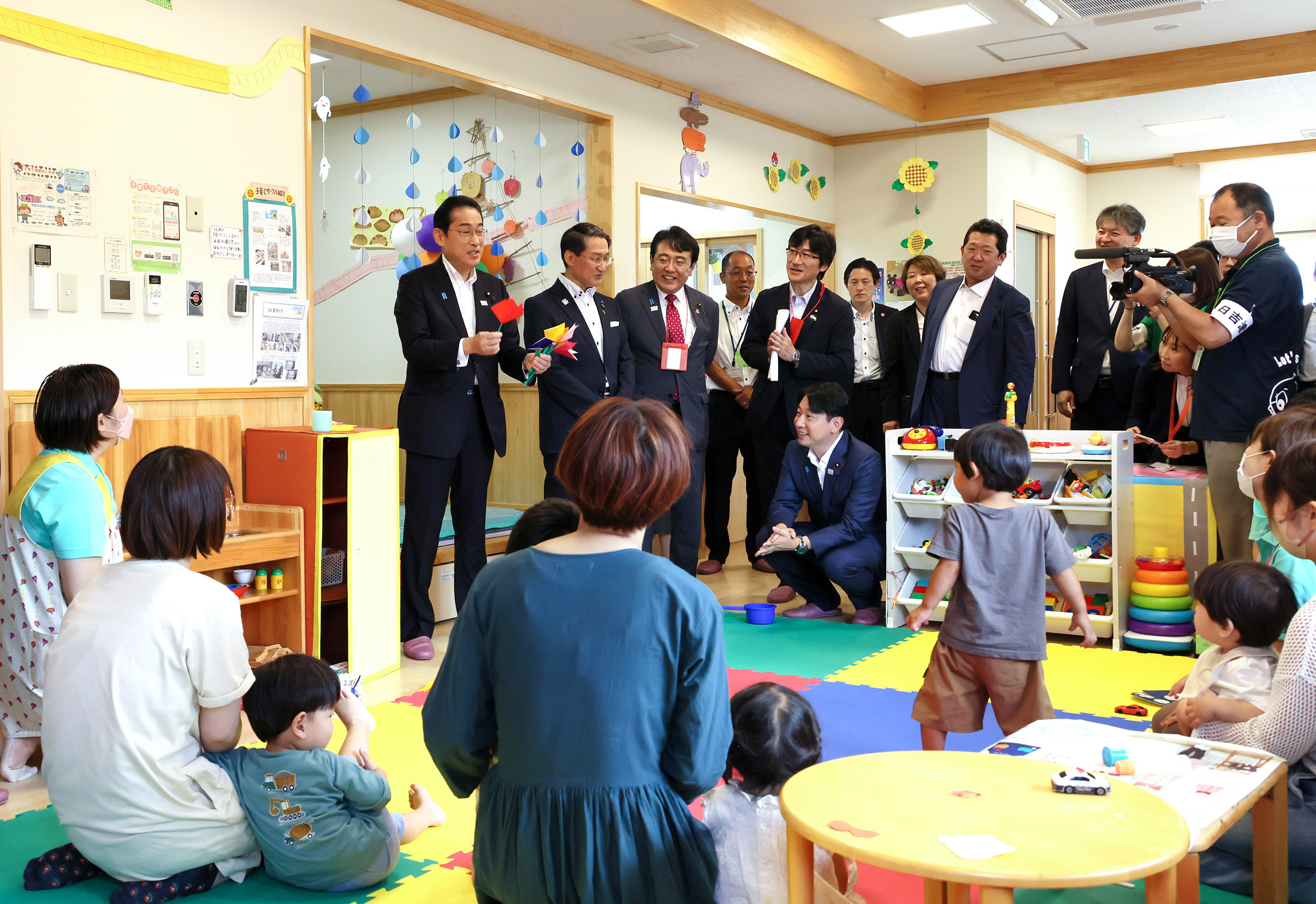 Prime Minister Kishida visiting a childcare facility (1)