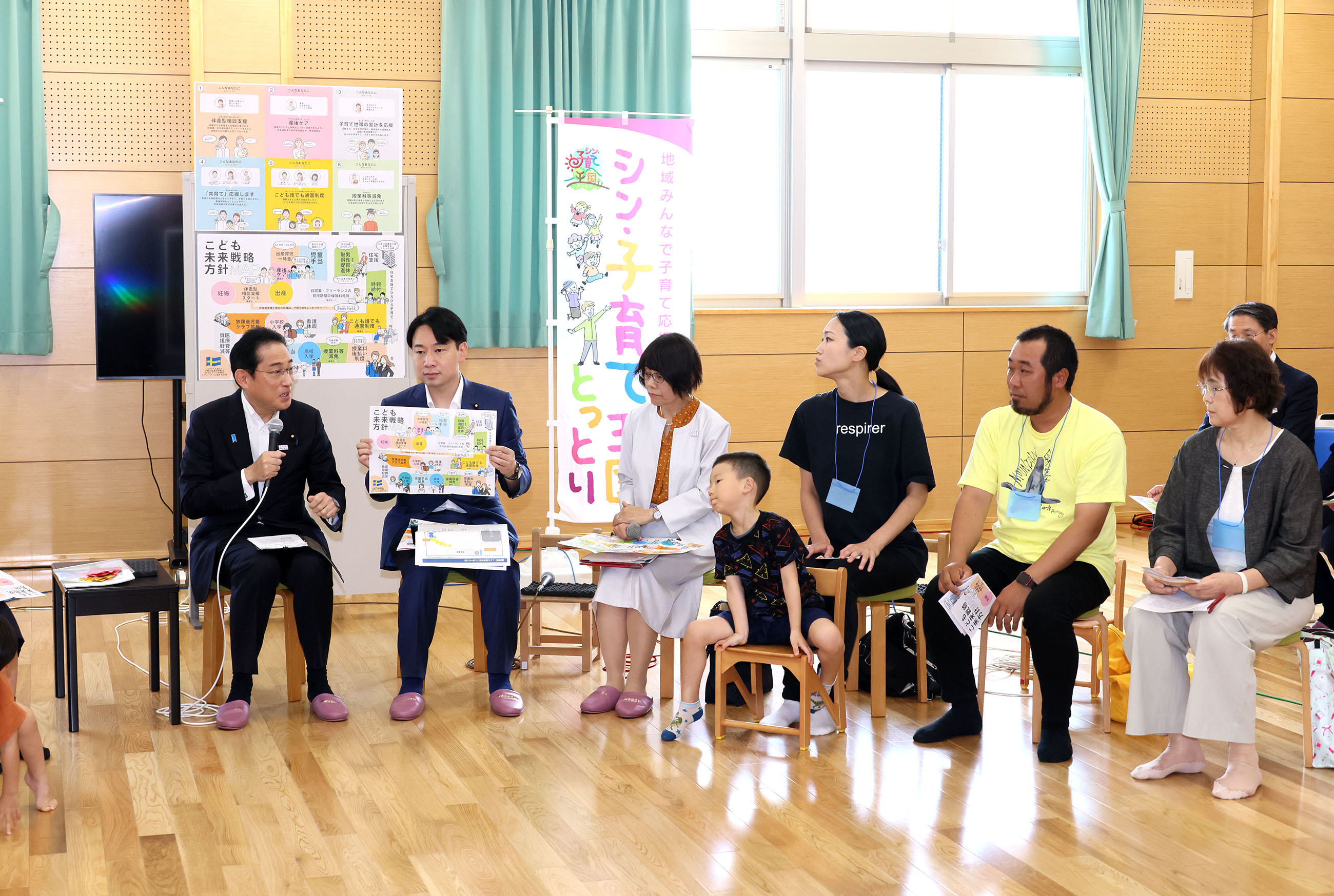 Prime Minister Kishida talking with participants of a public dialogue on policies related to children (4)