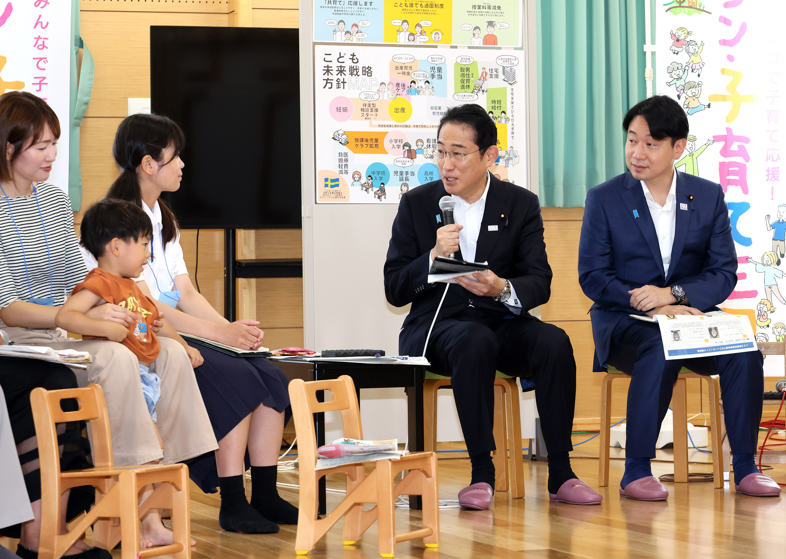Prime Minister Kishida talking with participants of a public dialogue on policies related to children (7)