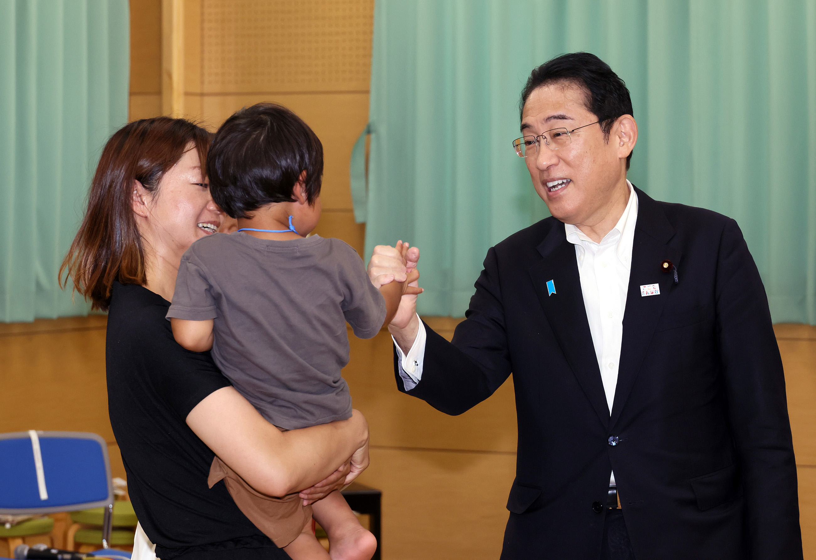 Prime Minister Kishida talking with participants of a public dialogue on policies related to children (8)
