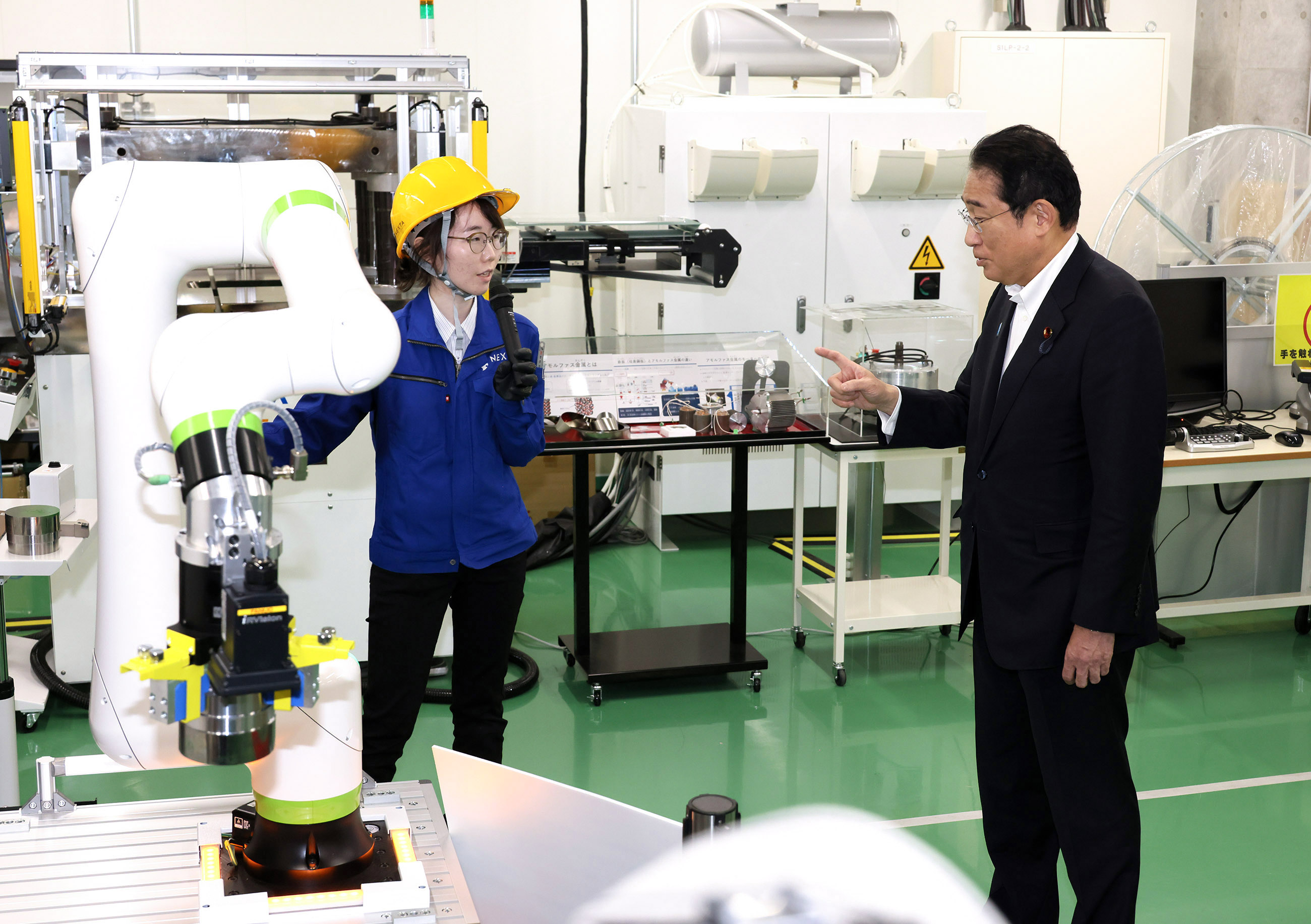 Prime Minister Kishida taking a tour of the Next Generation Tatara Co-Creation Centre (3)