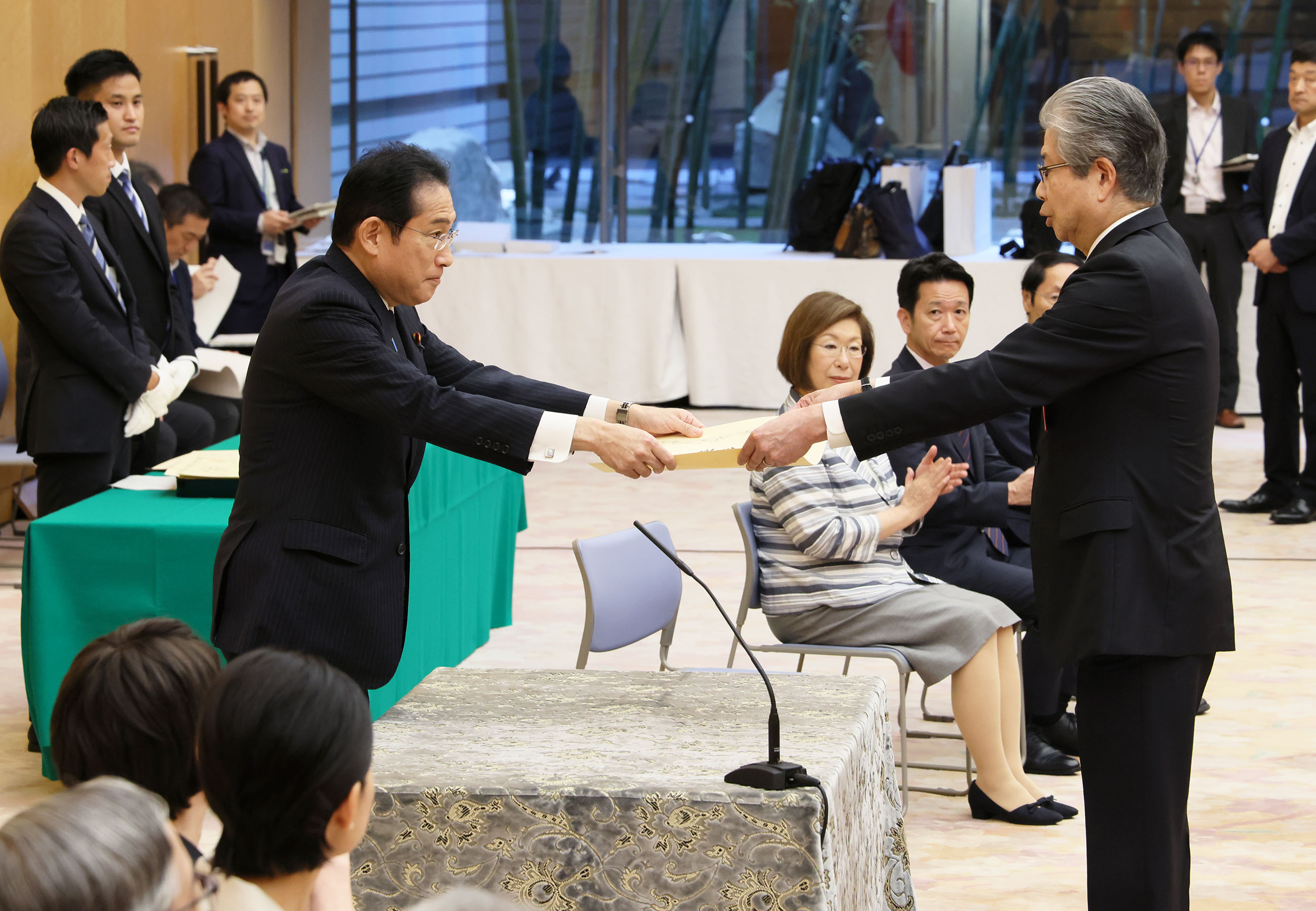 Prime Minister Kishida presenting a certificate of award
