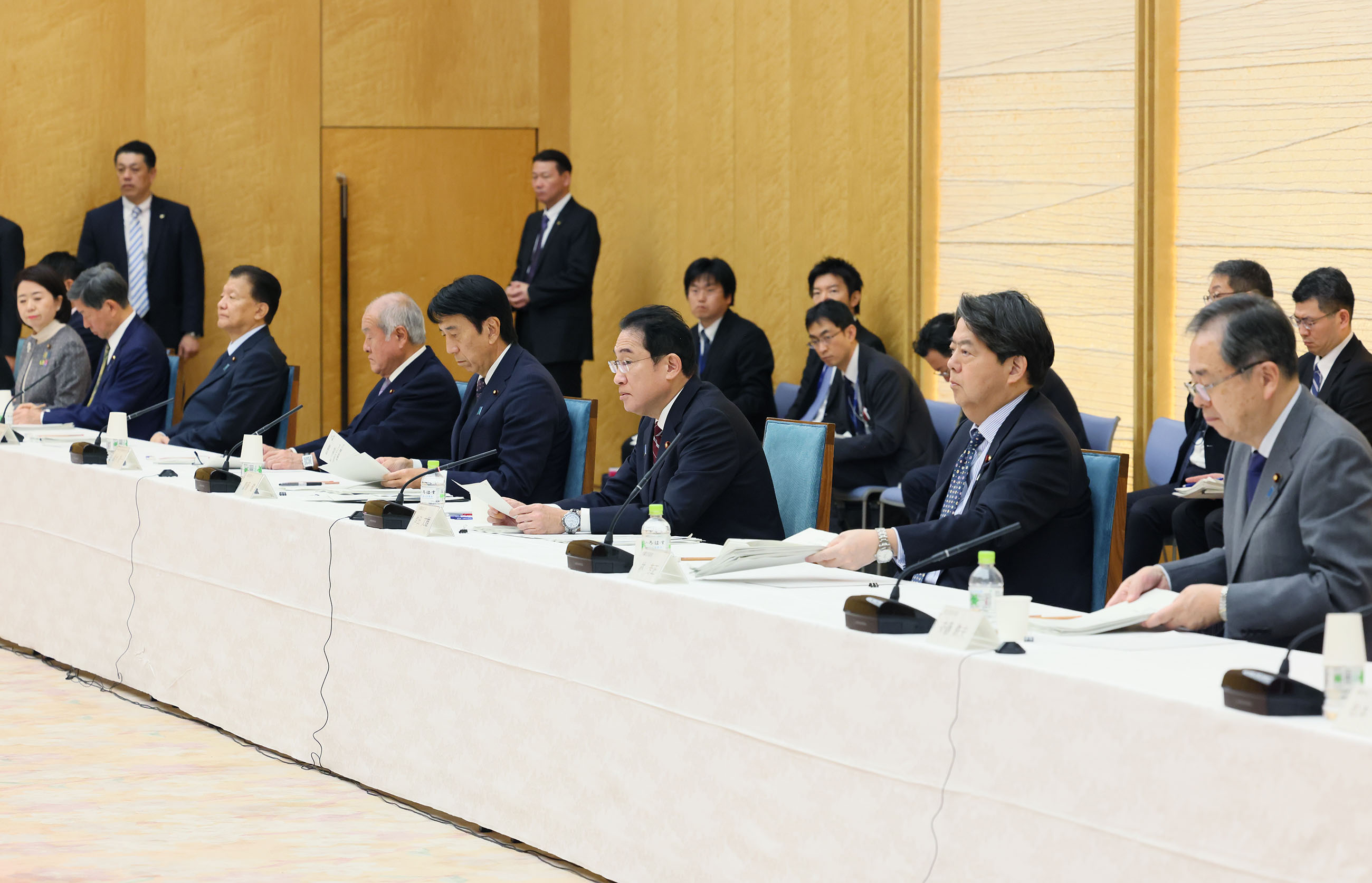 Prime Minister Kishida wrapping up the meeting (5)