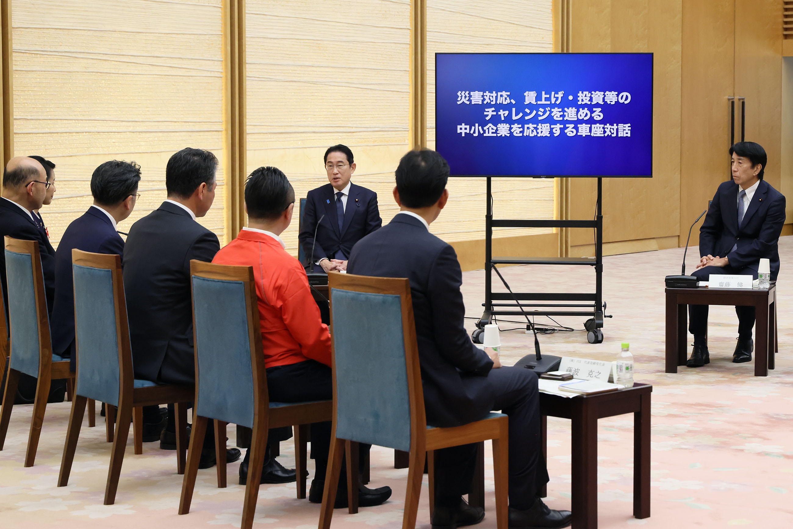 Prime Minister Kishida making a remark at a small group talk (3)