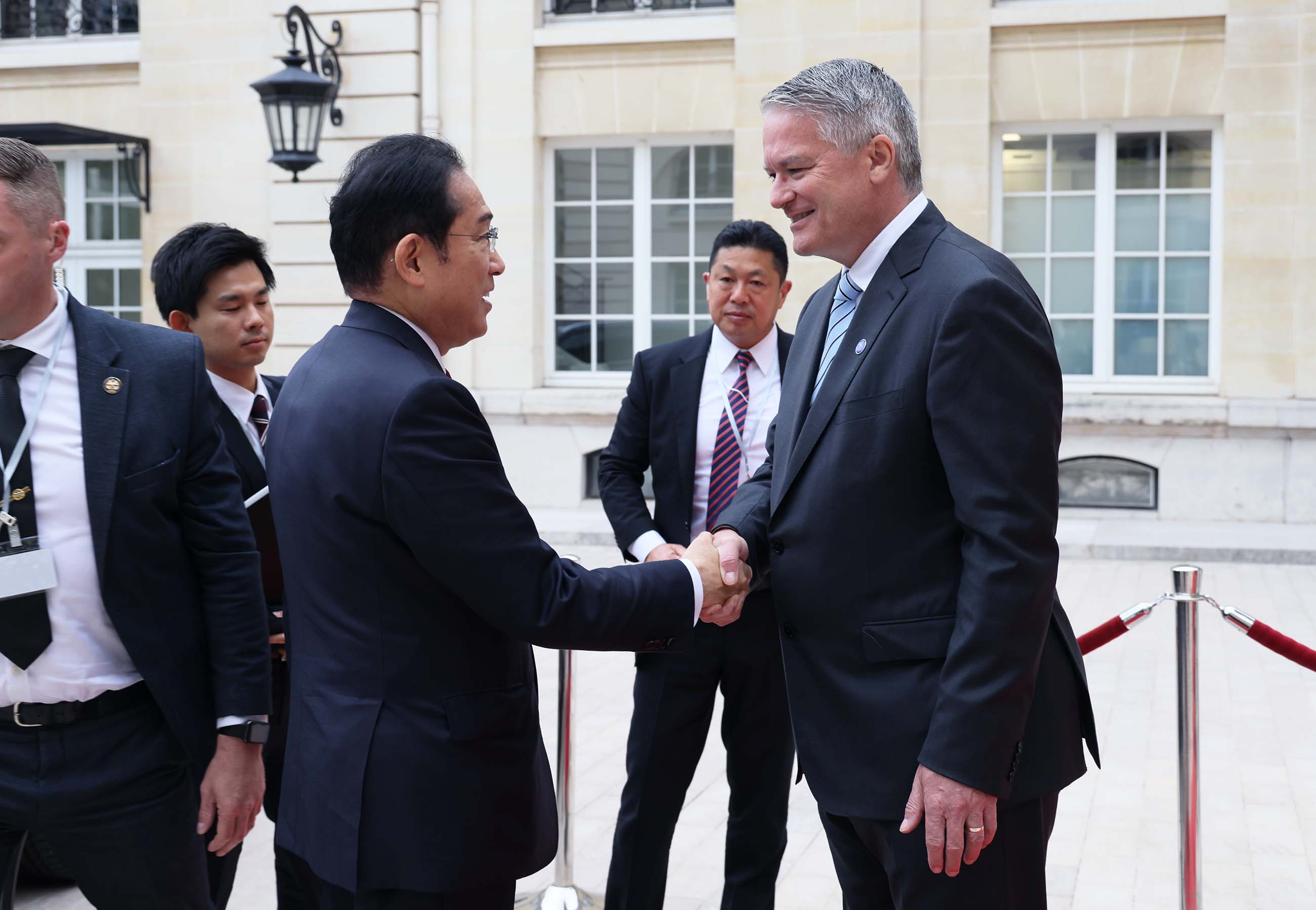 Prime Minister Kishida receiving greetings from Secretary-General Cormann of OECD (1)