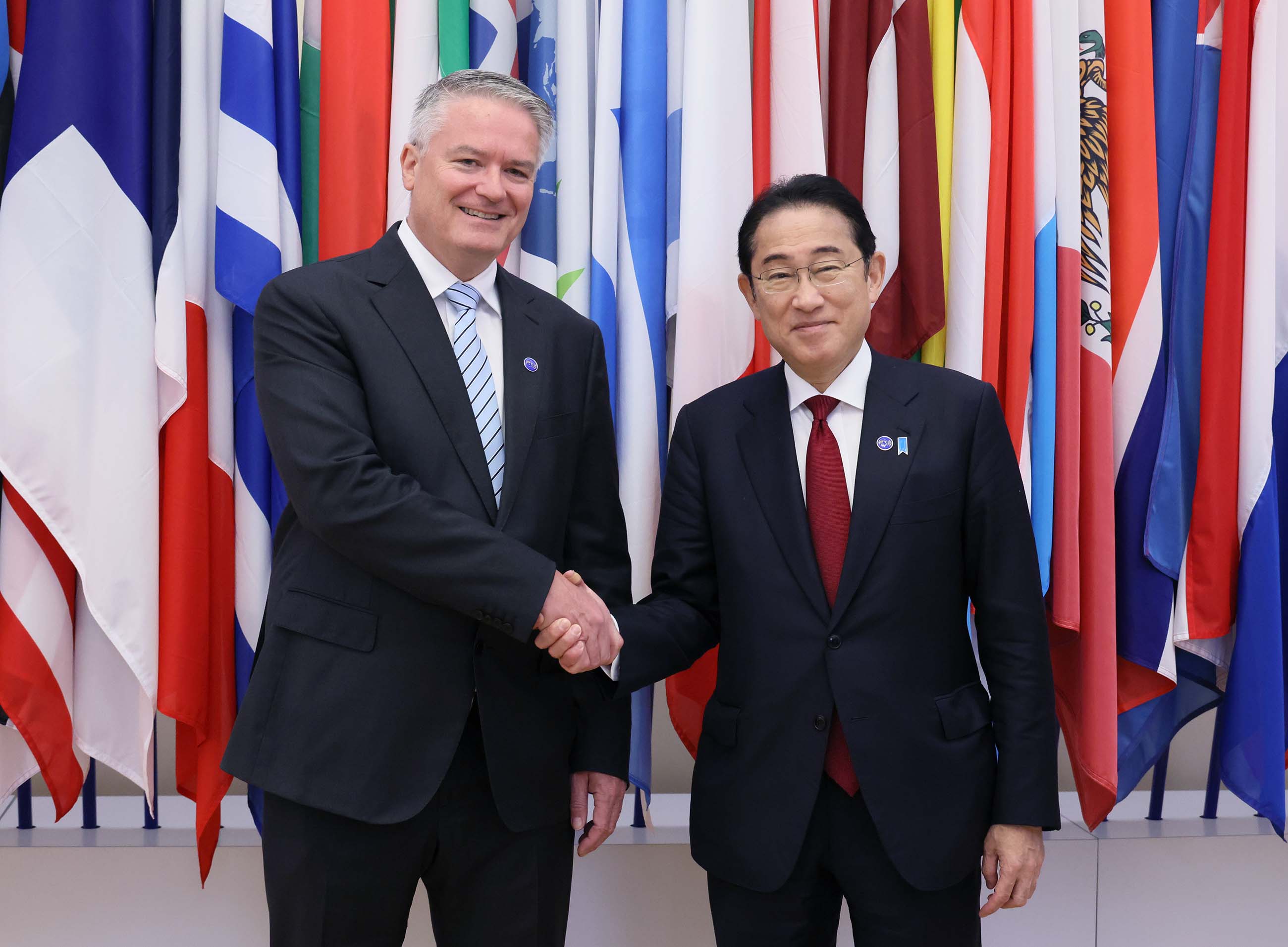Prime Minister Kishida receiving greetings from Secretary-General Cormann of OECD (2)