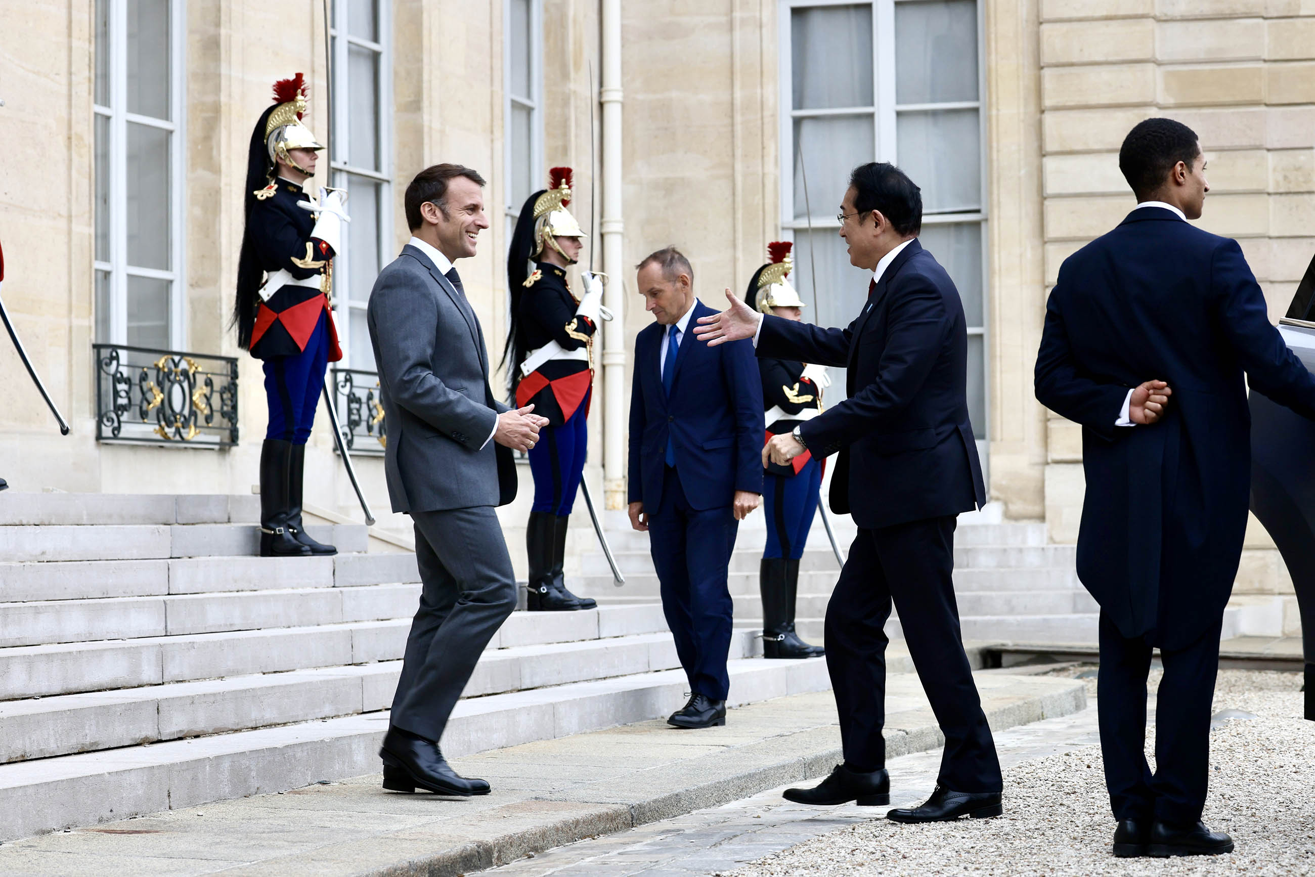 Prime Minister Kishida receiving greetings from President Macron (1)