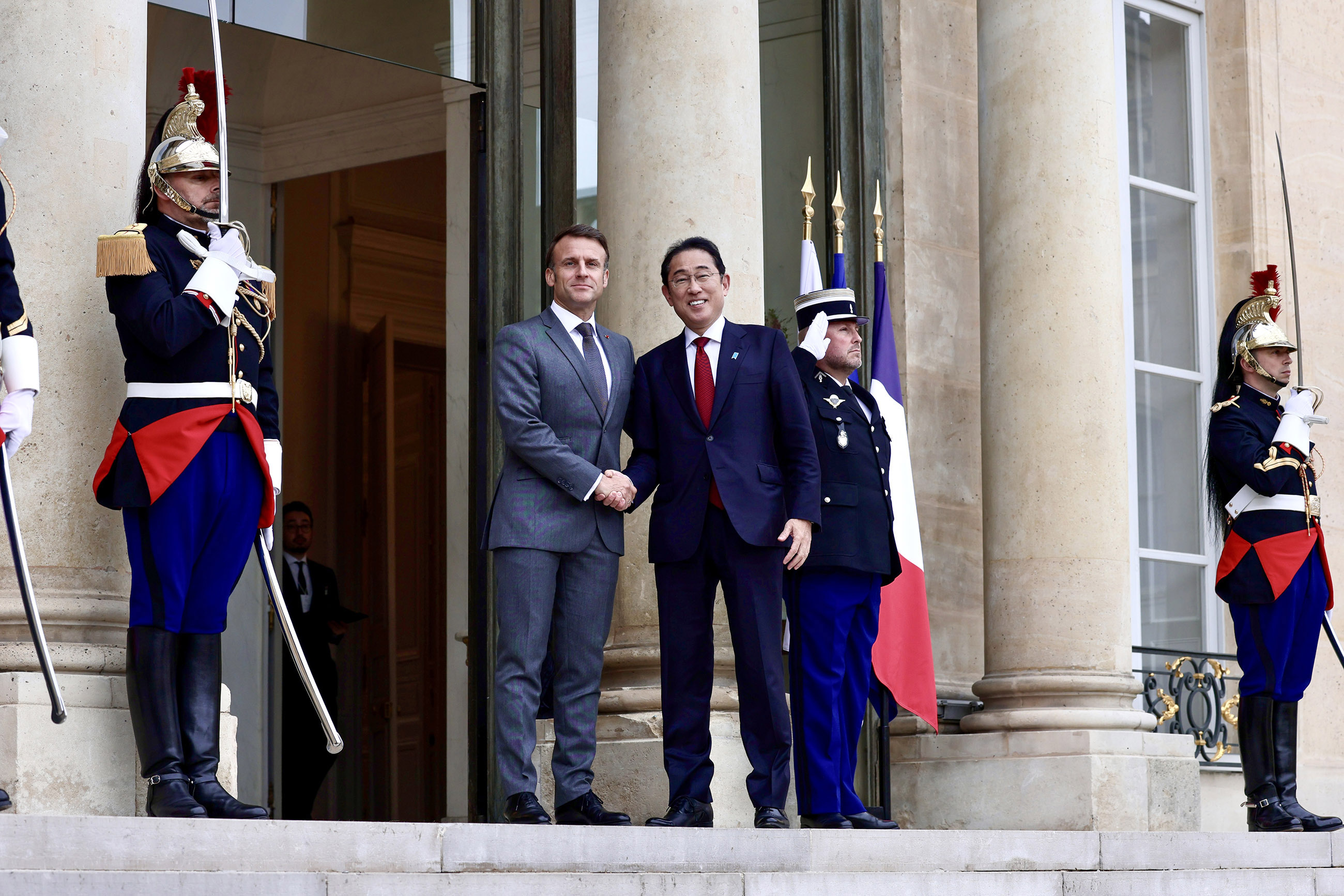 Prime Minister Kishida receiving greetings from President Macron (2)