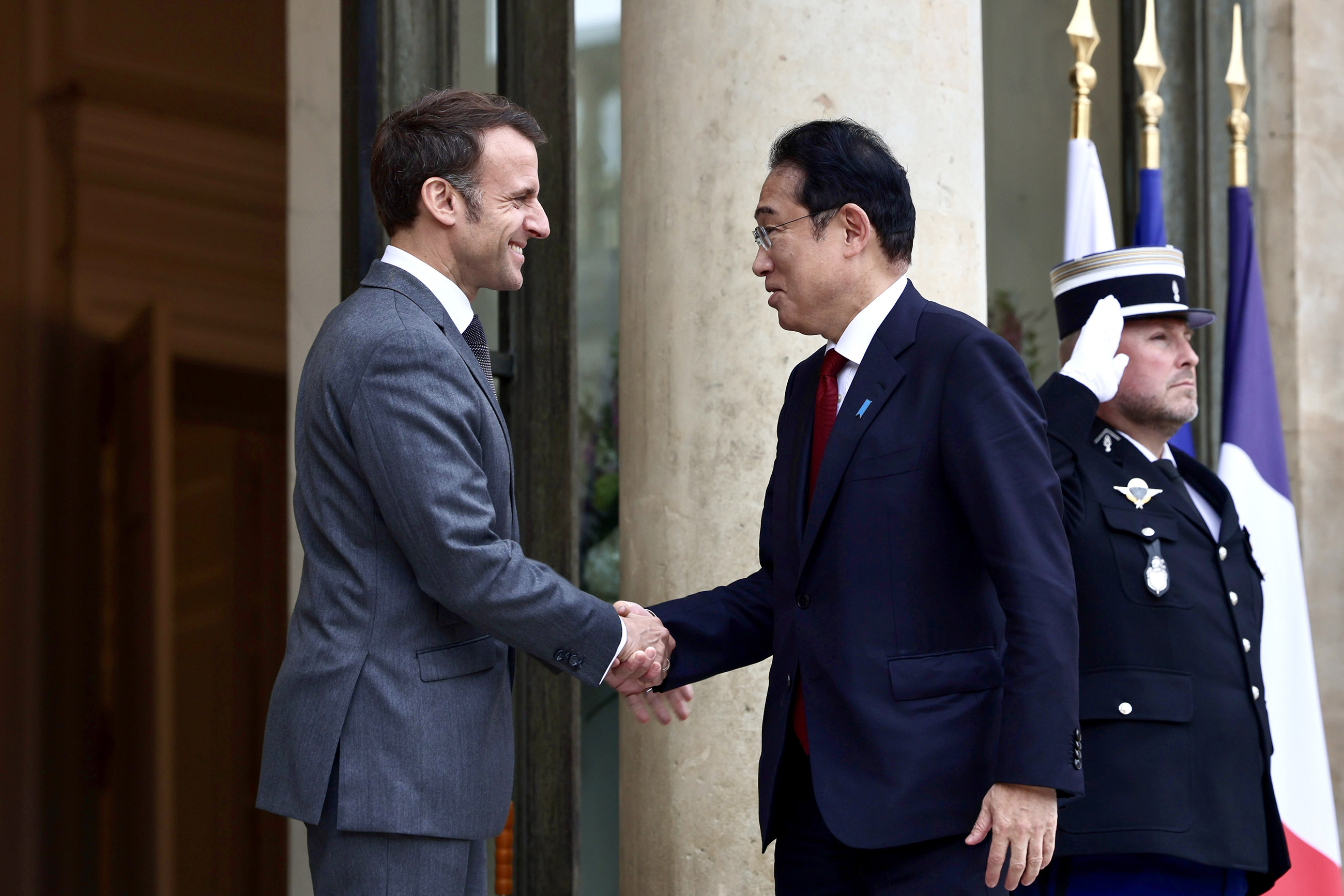 Prime Minister Kishida receiving greetings from President Macron (3)