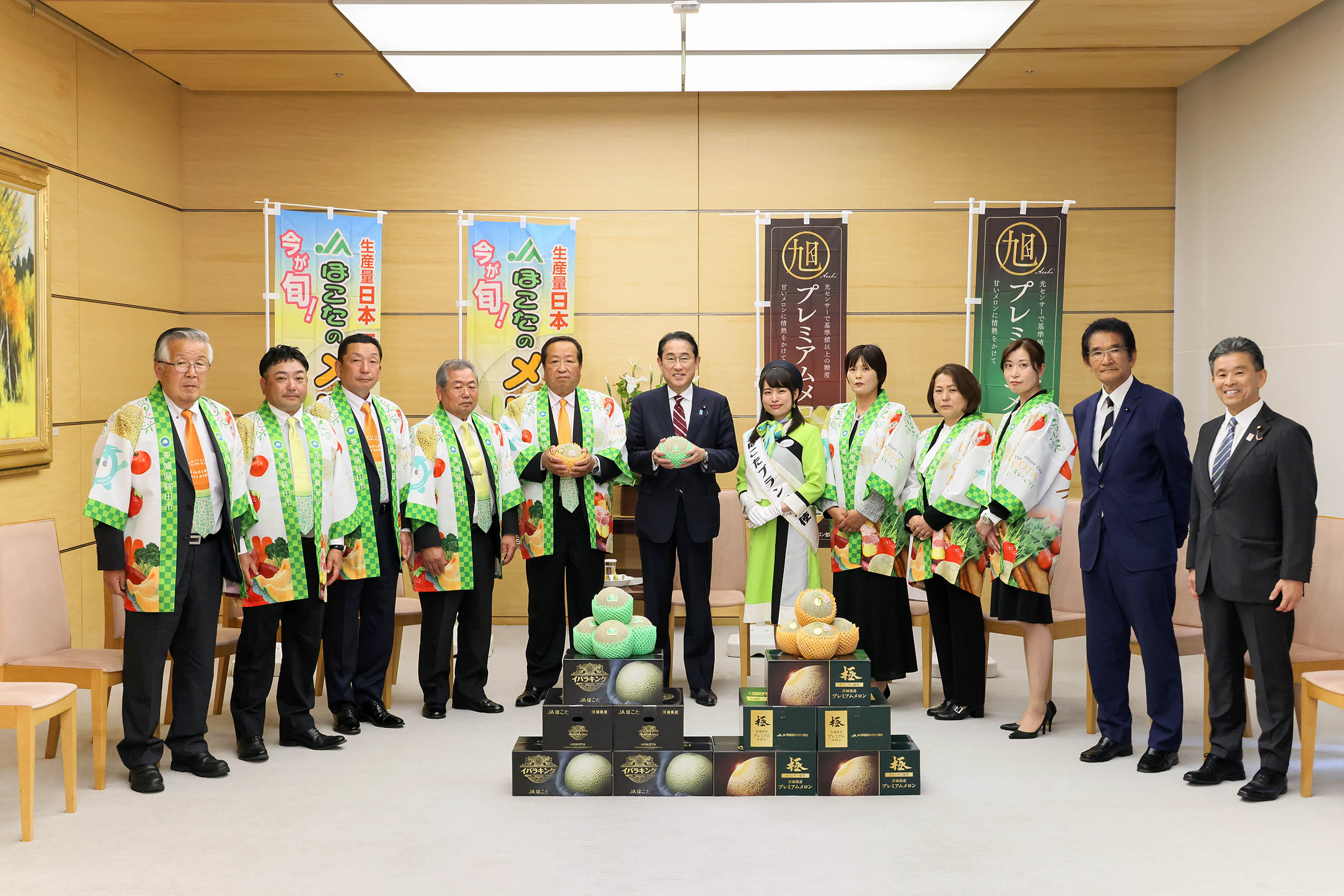 Presentation of Melons by a Delegation from the City of Hokota 