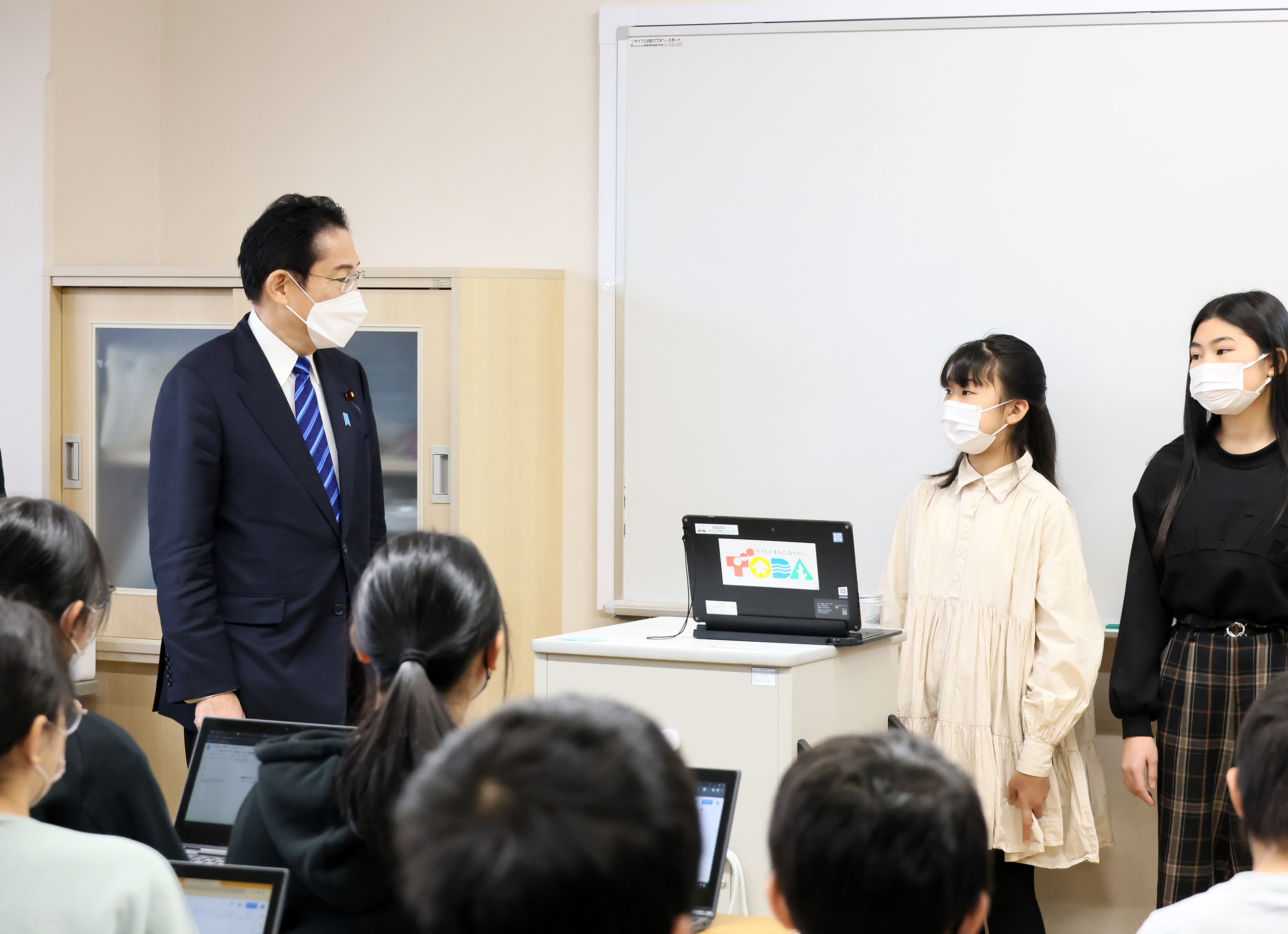 Prime Minister Kishida visiting a class (4)