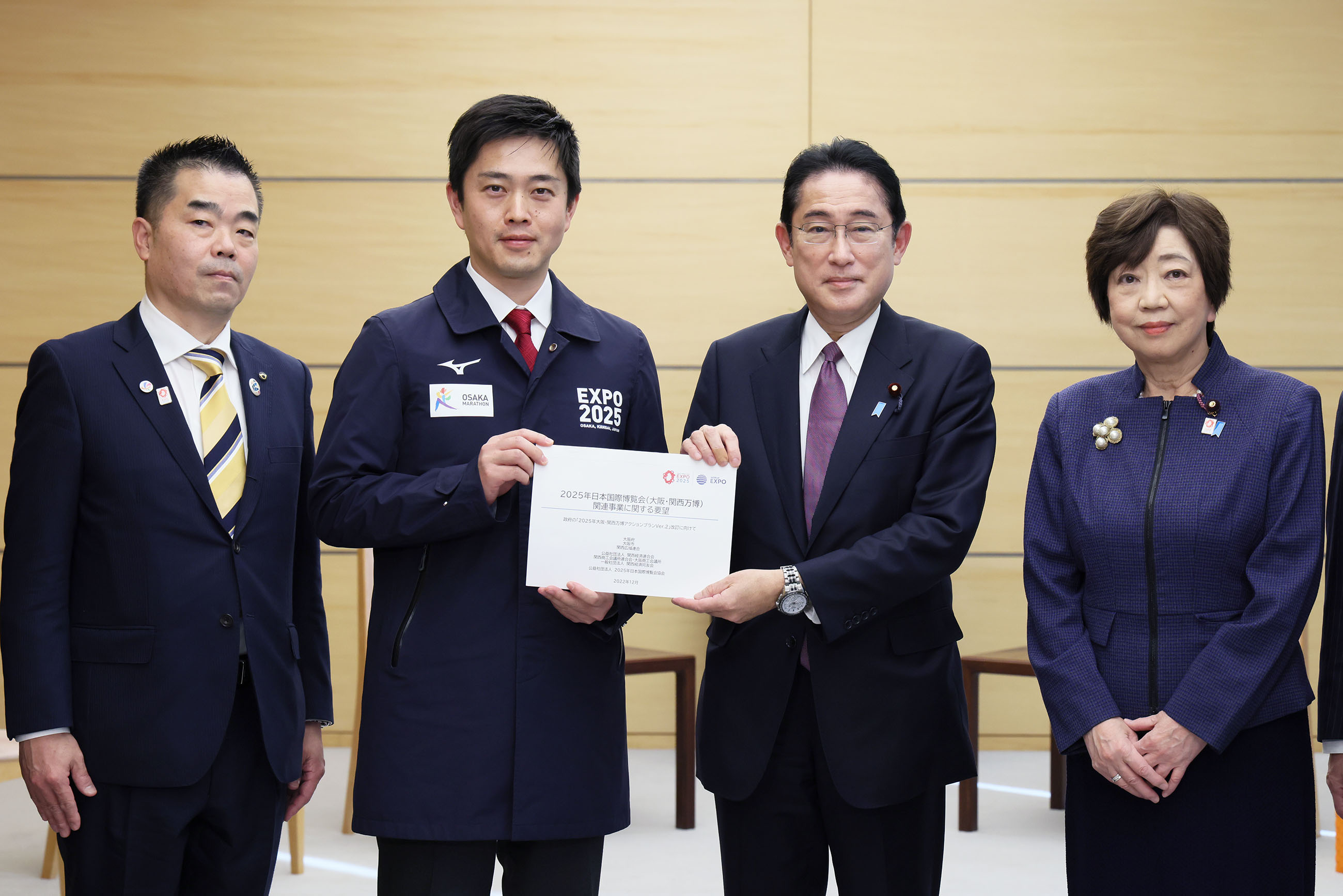Prime Minister Kishida receiving requests (1)