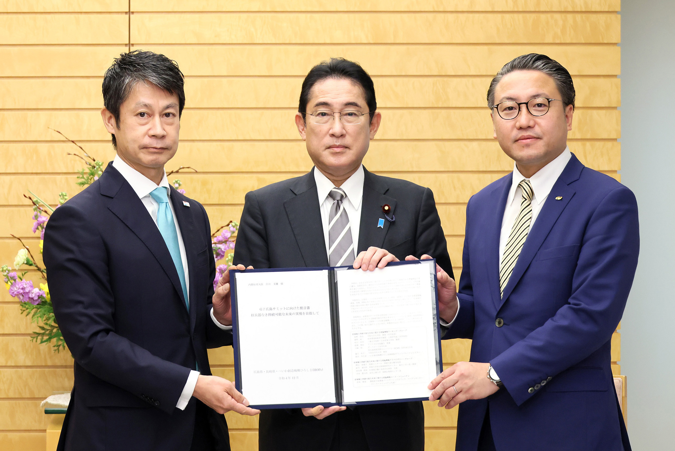 Prime Minister Kishida receiving a proposal  (1)