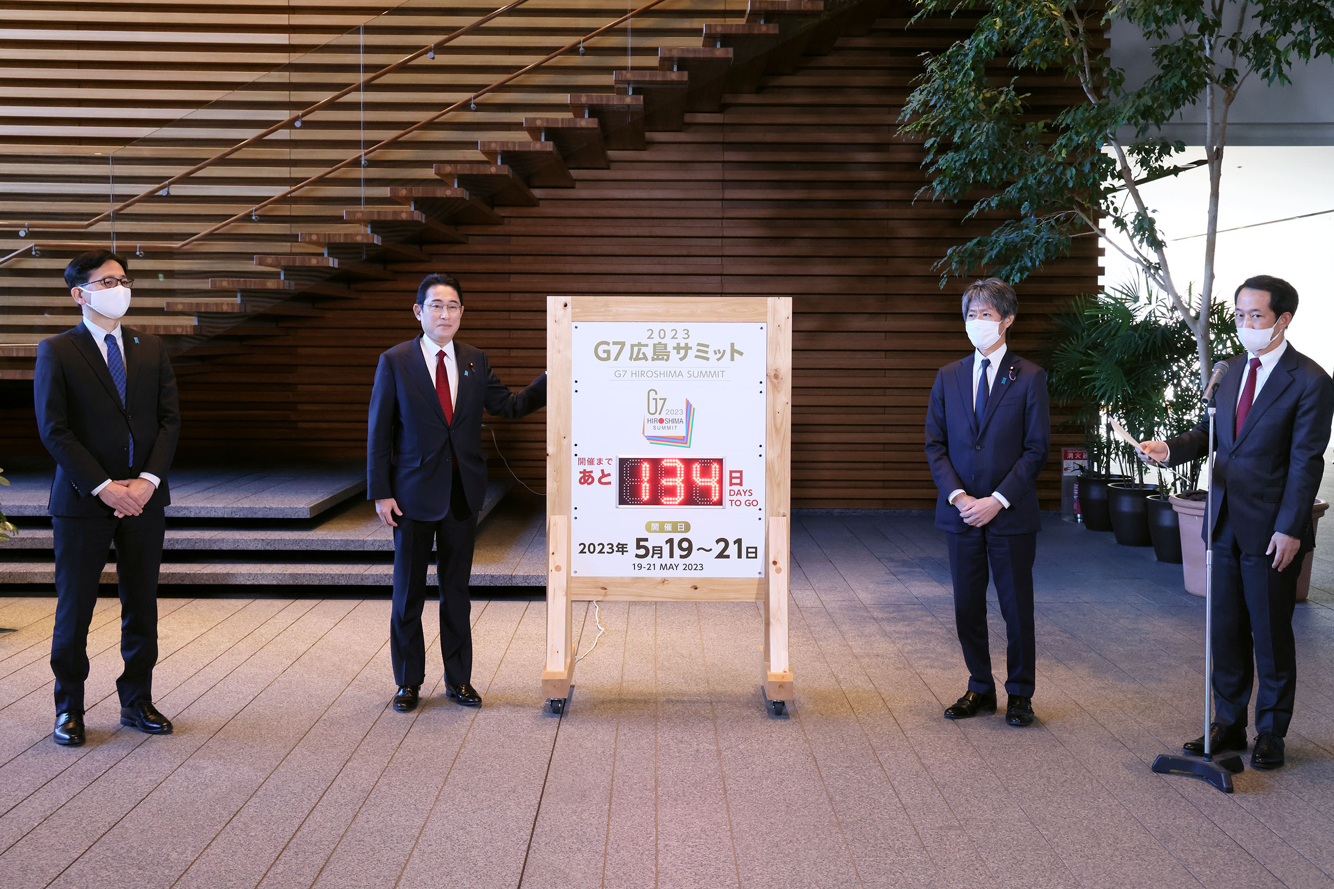 Prime Minister Kishida lighting a countdown board for the G7 Hiroshima Summit (5)