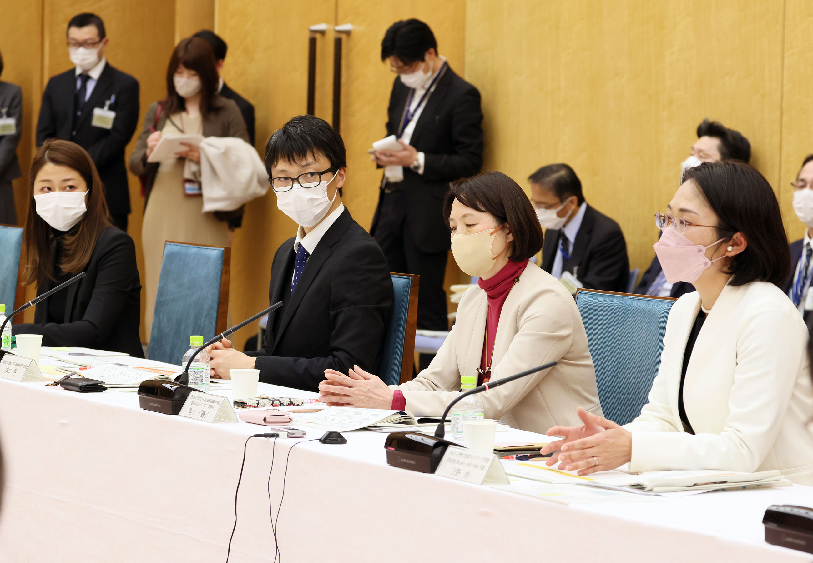 Prime Minister Kishida hearing from experts in public hearing (2)