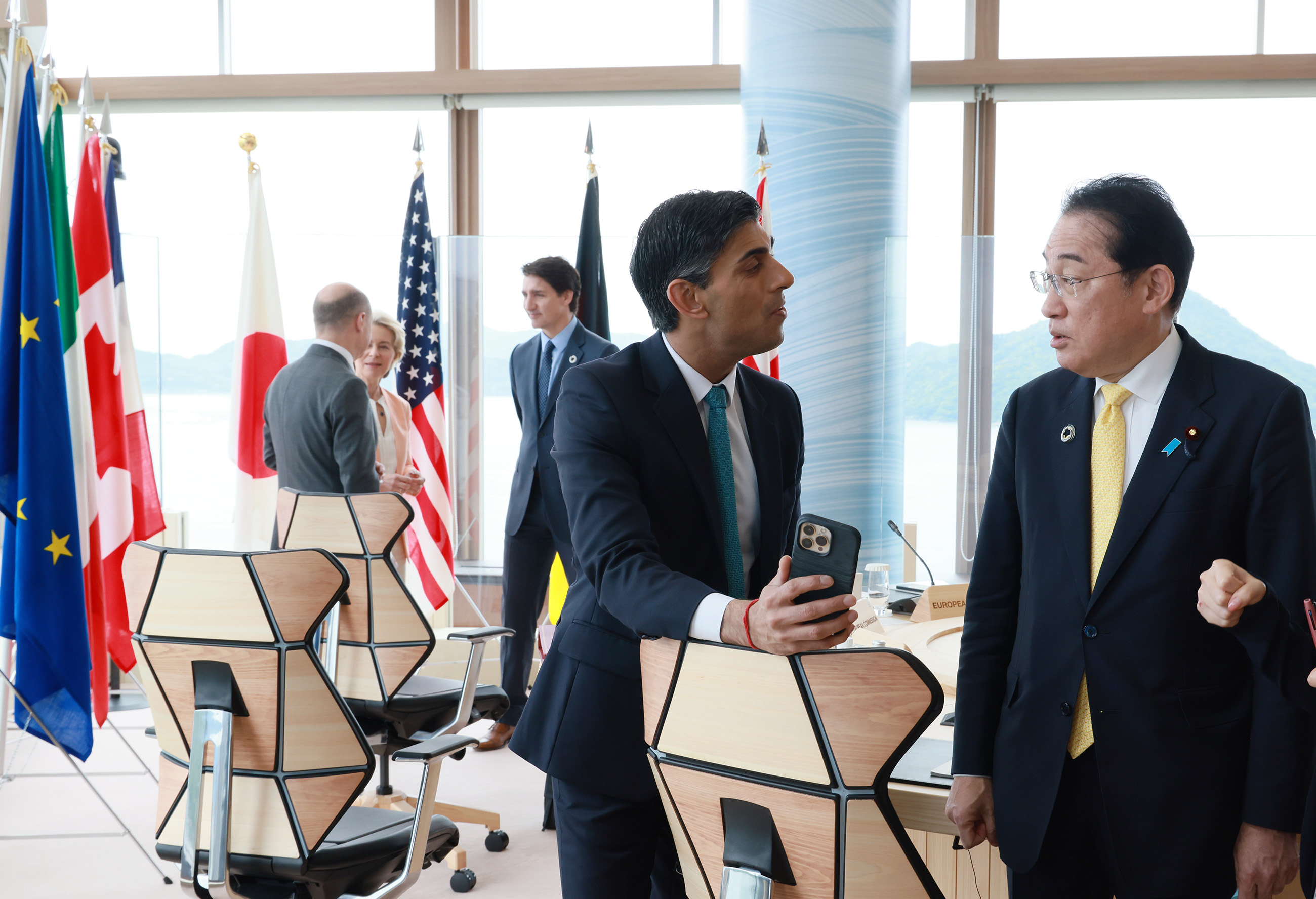 Prime Minister Kishida interacting with other leaders (2)