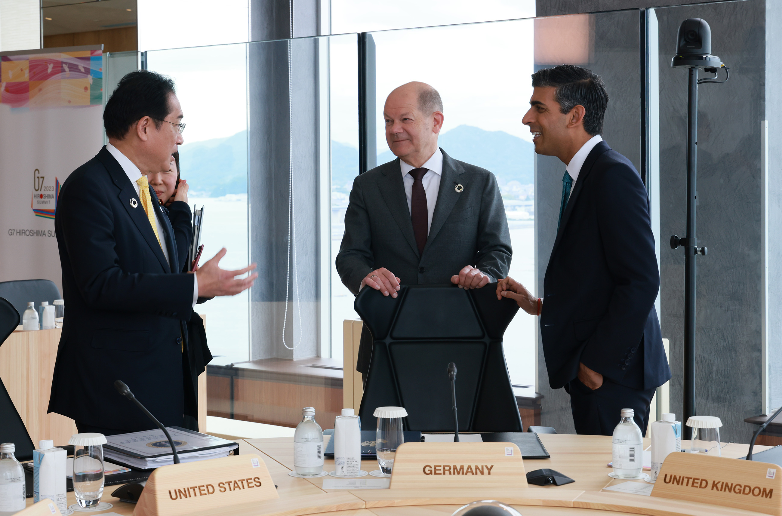Prime Minister Kishida interacting with other leaders (5)