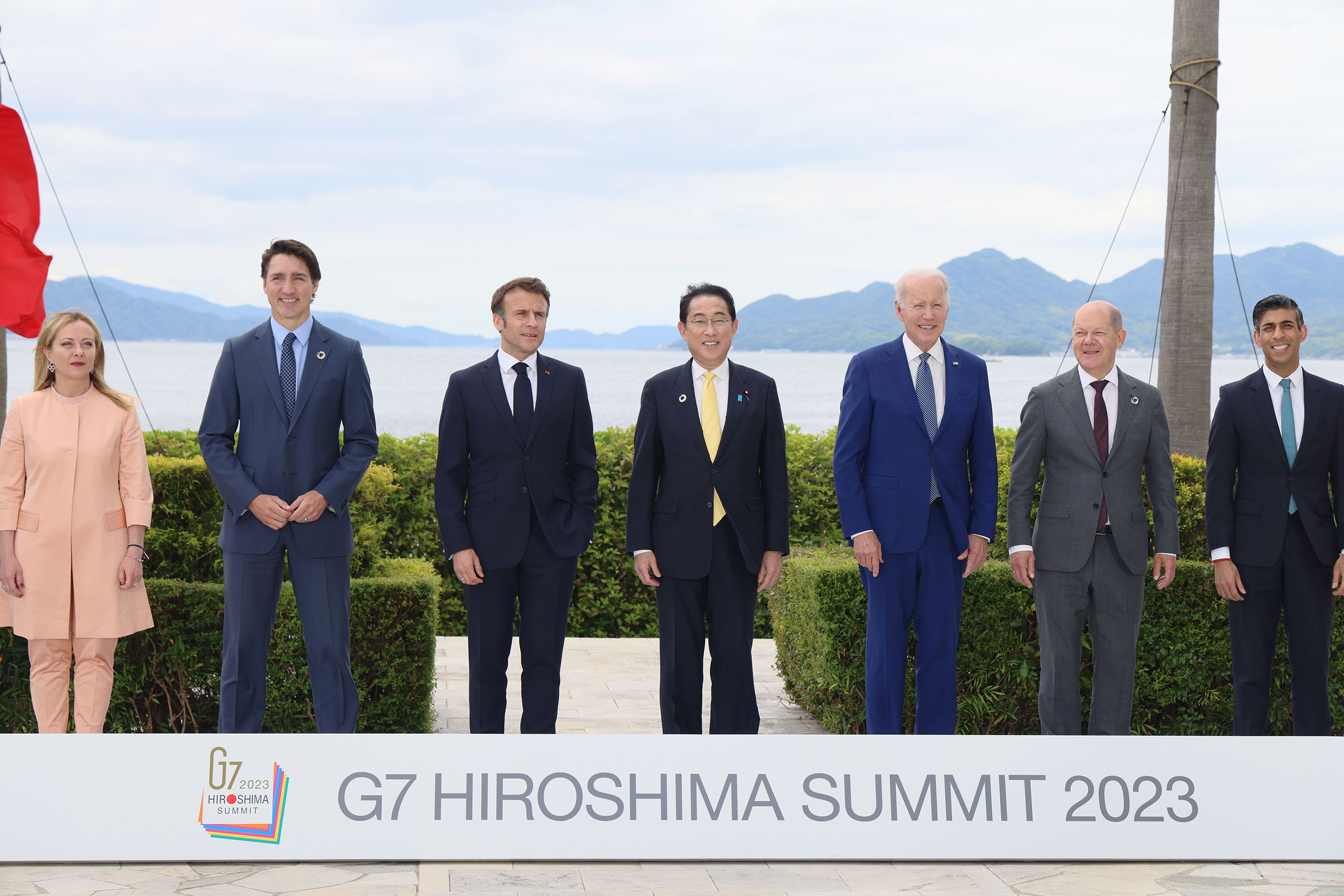Prime Minister Kishida joining a photo session (4)