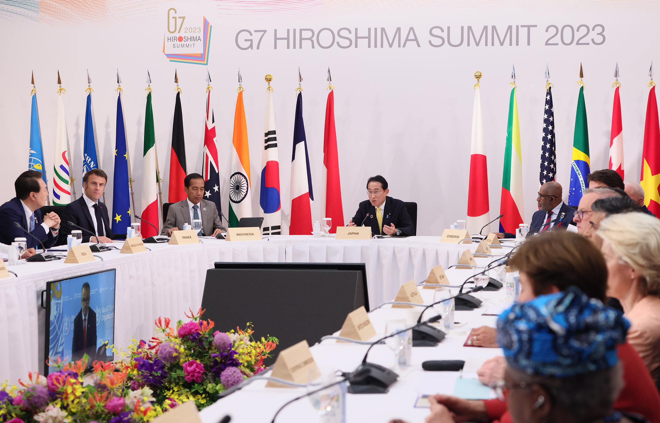 Prime Minister Kishida engaging in discussions at Session 6 (3)