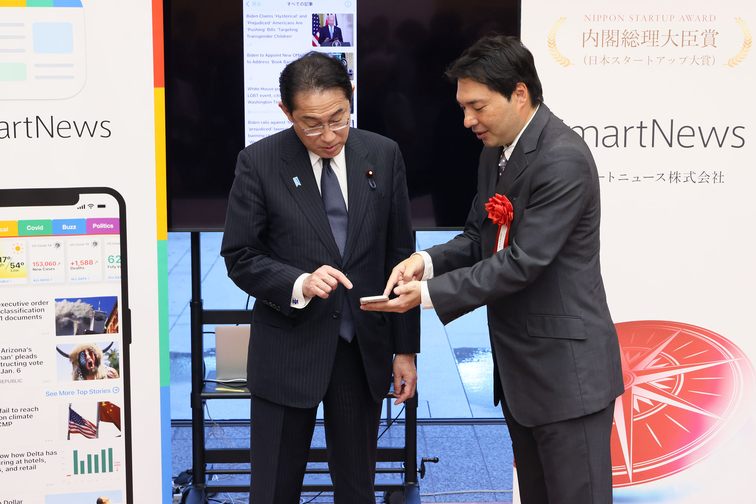 Prime Minister Kishida viewing the exhibition booth of award winners (3)