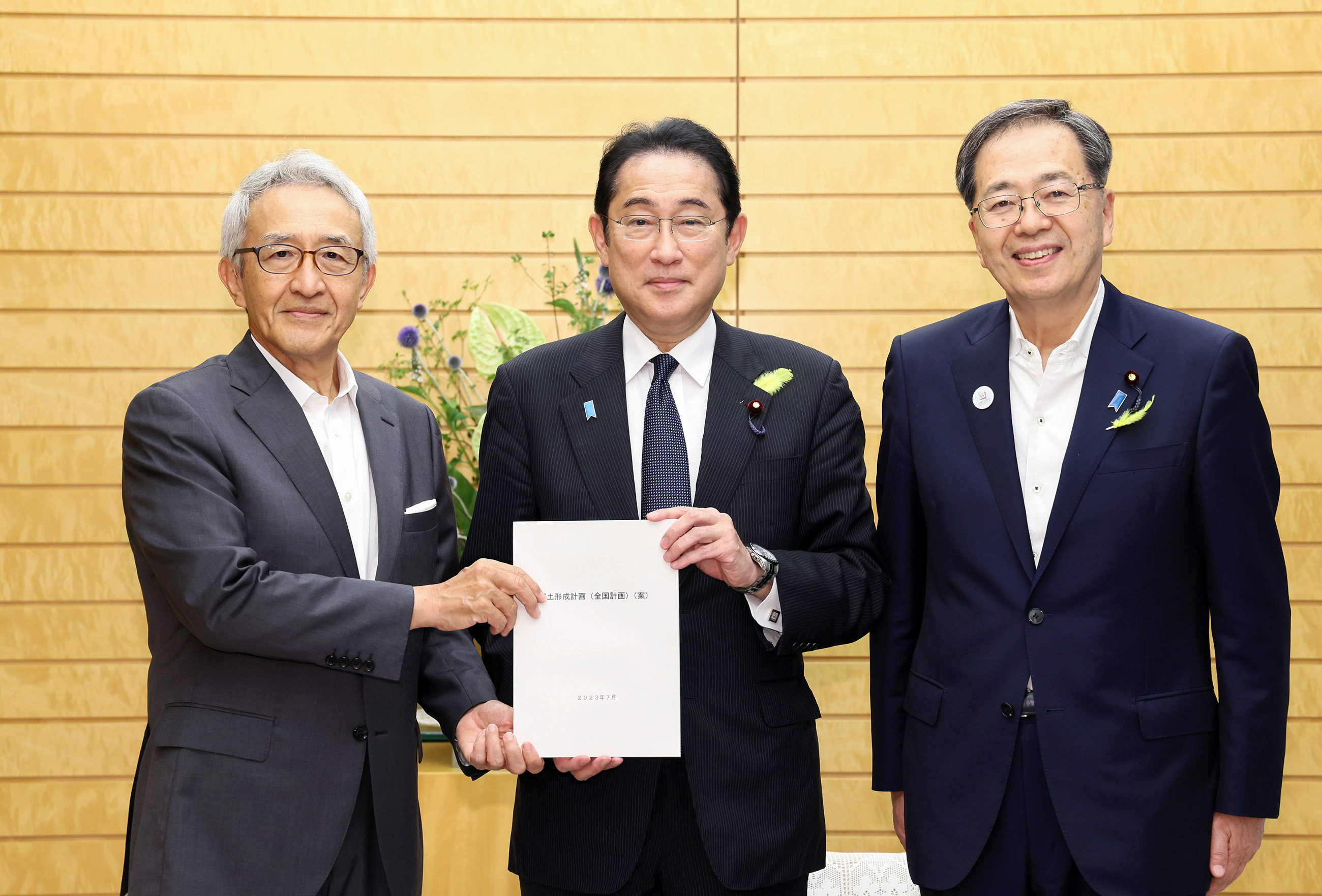 Prime Minister Kishida receiving a report (1)