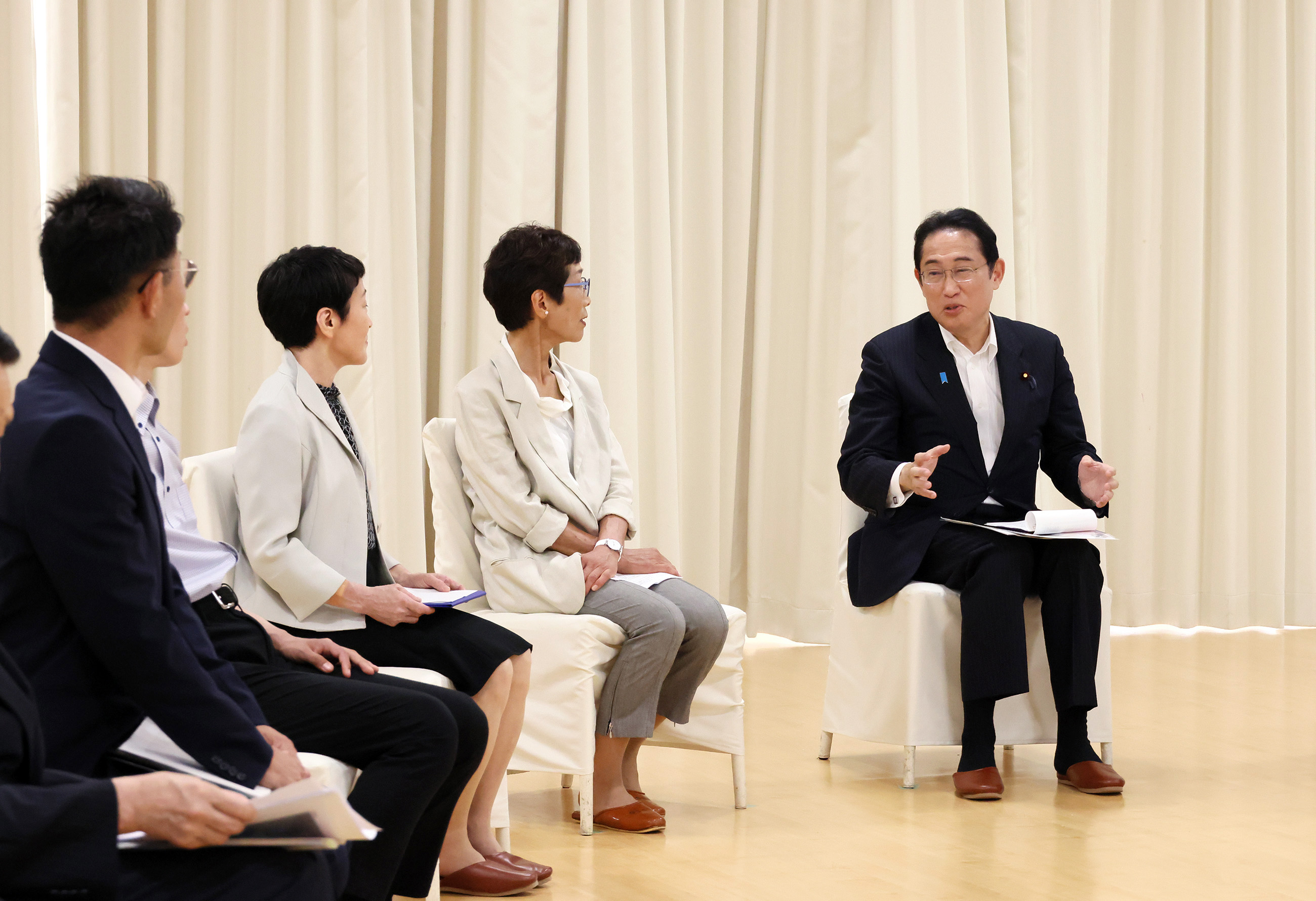 Prime Minister Kishida making remarks at the talk with a small group (1)