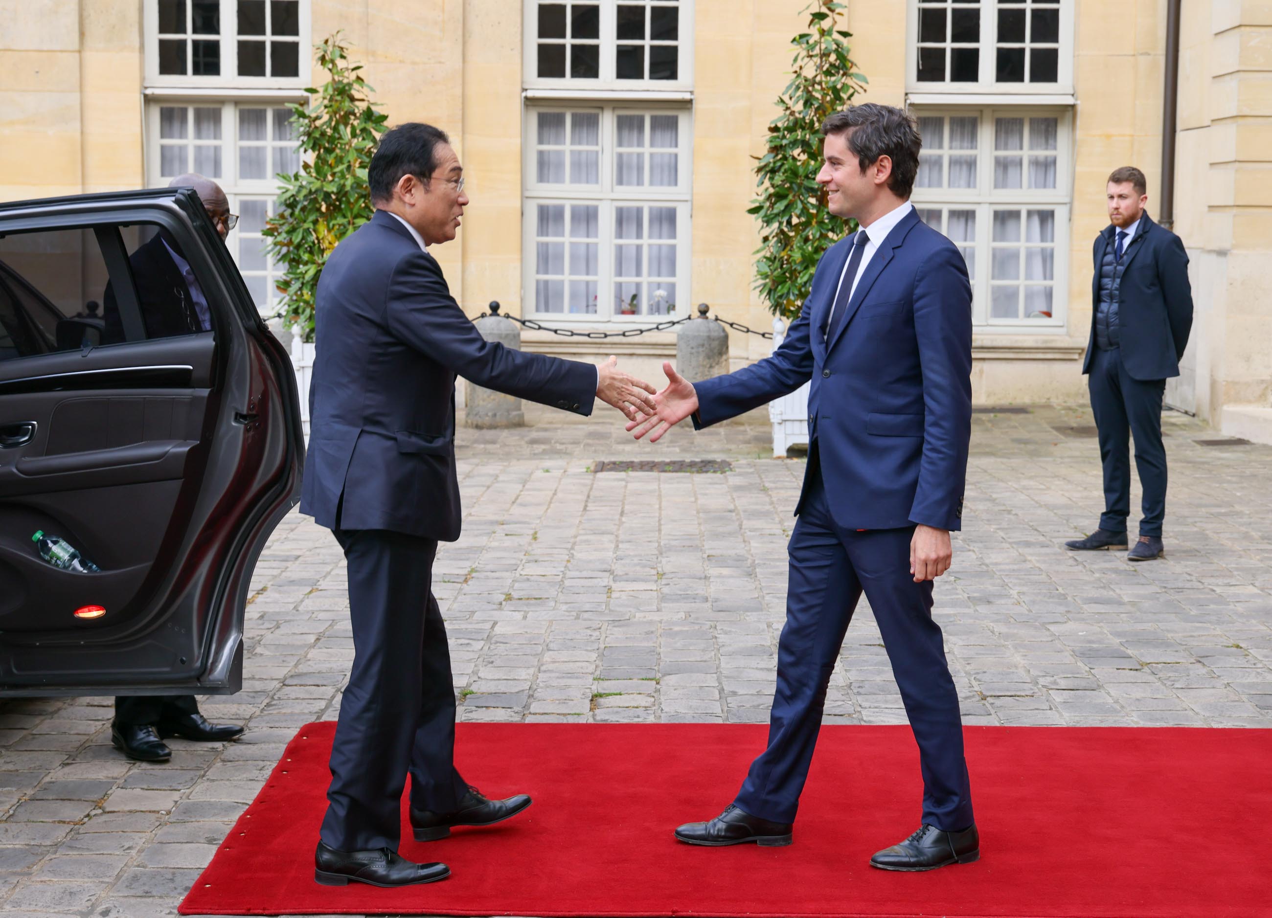Prime Minister Kishida receiving greetings from Prime Minister Attal 