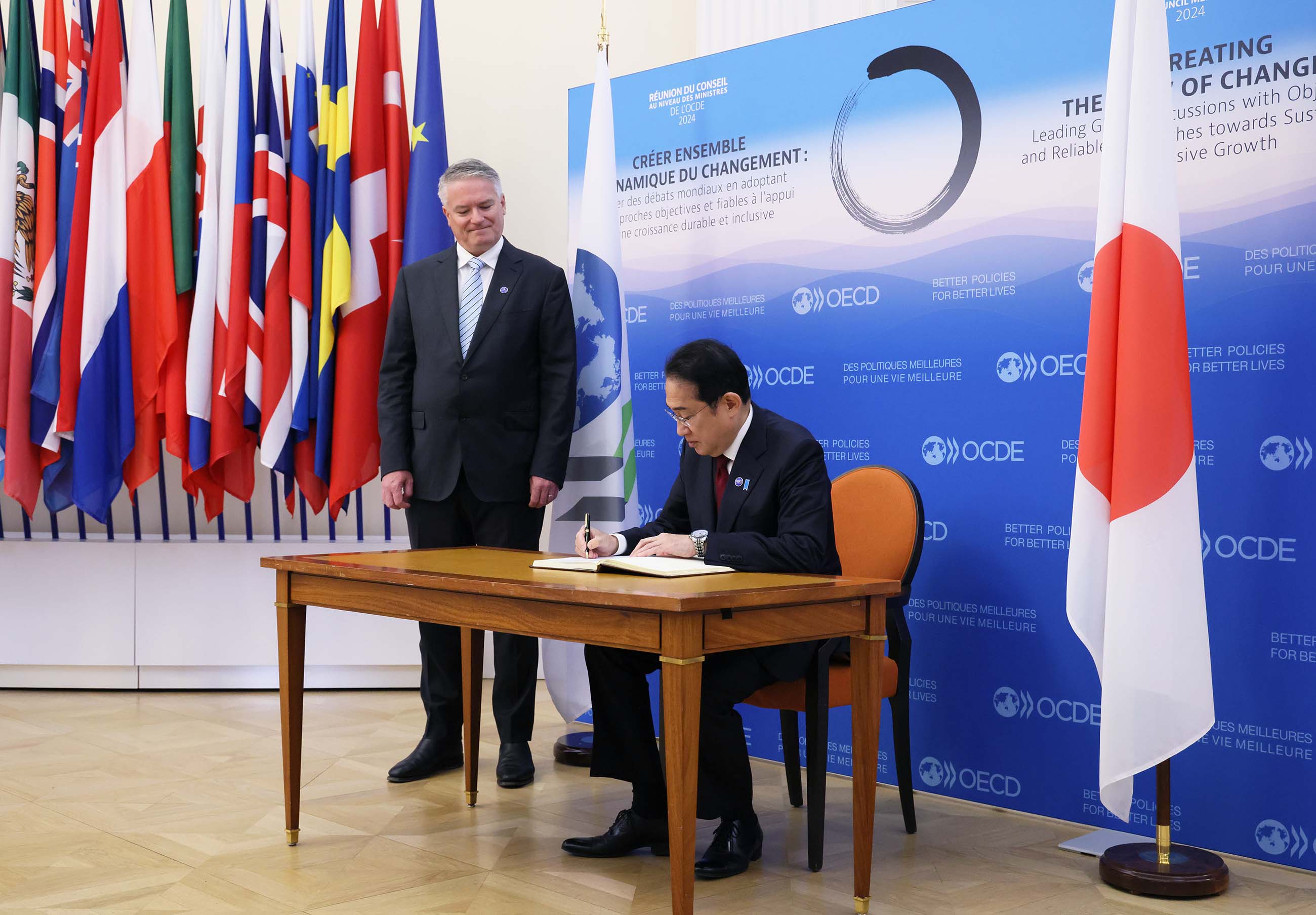 Prime Minister Kishida receiving greetings from Secretary-General Cormann of OECD (3)