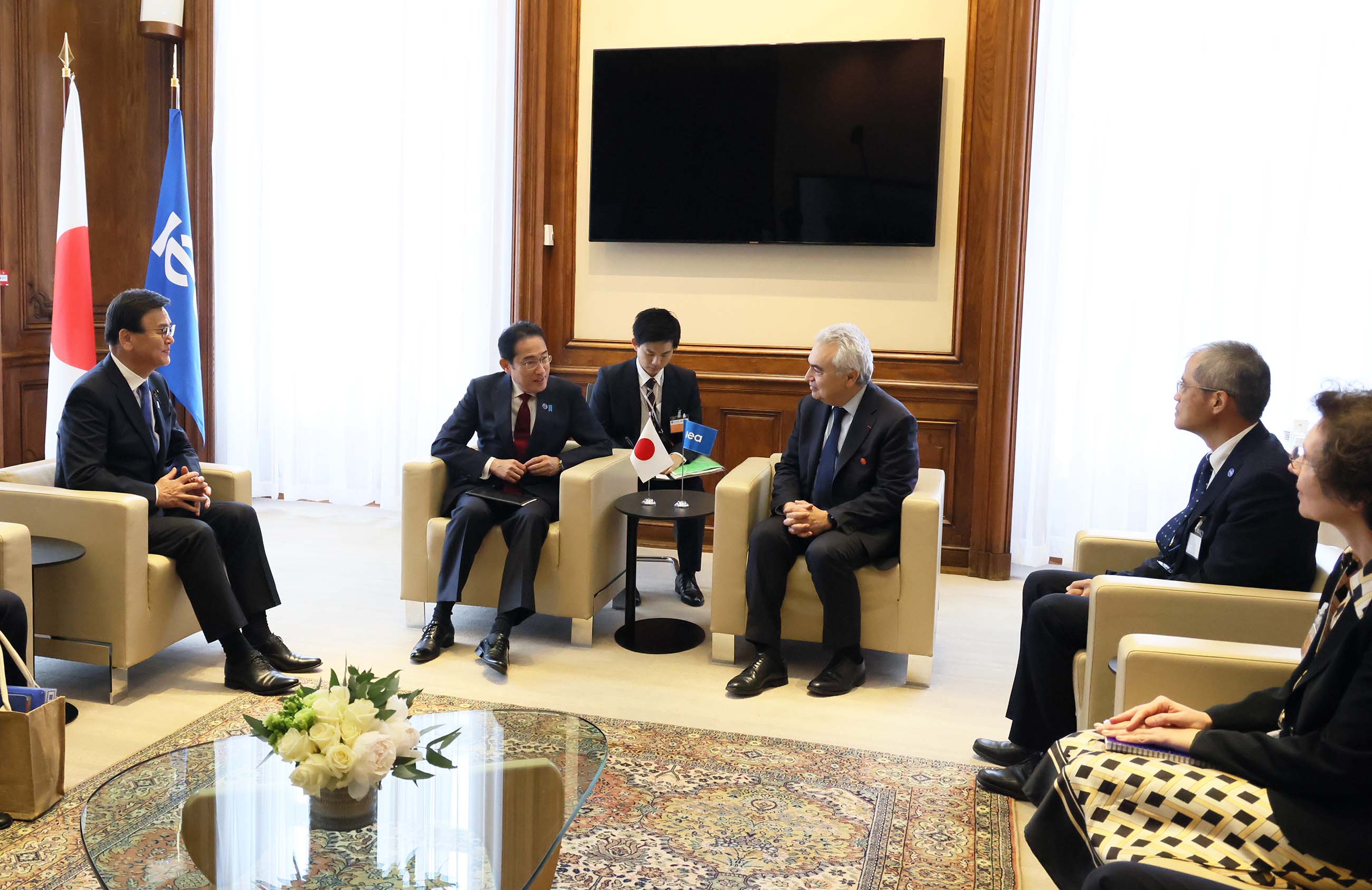 Prime Minister Kishida receiving a courtesy call from Executive Director Birol of the IEA 