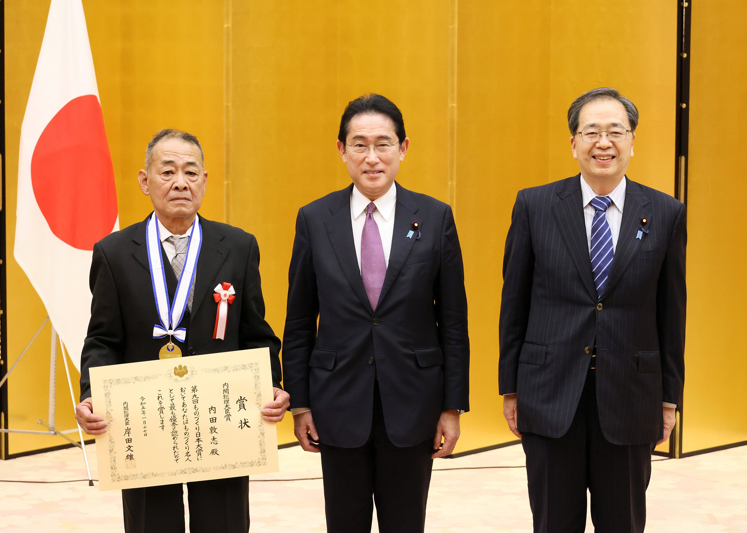 Commemorative photo session with award winners (4)