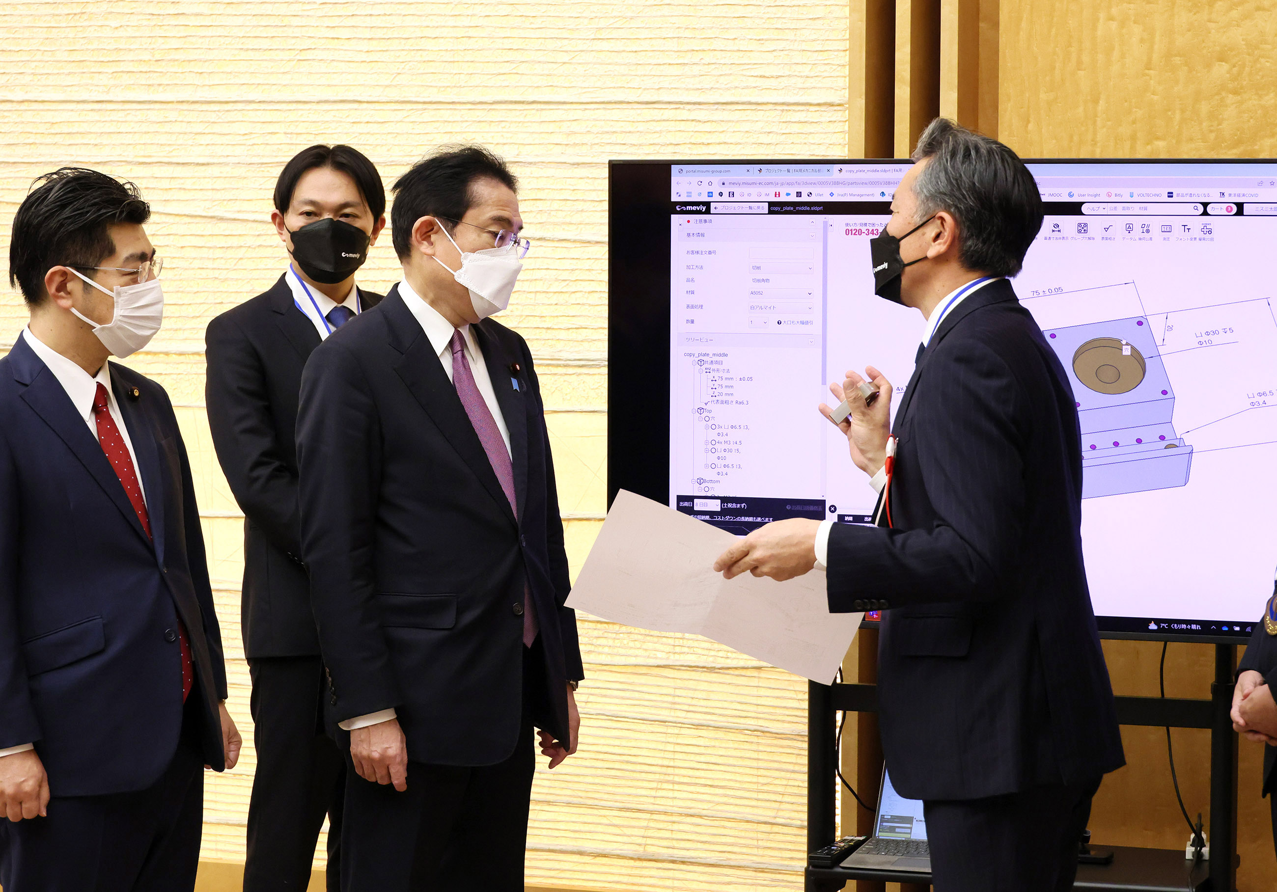 Prime Minister Kishida receiving an explanation on a product sample on display (2)