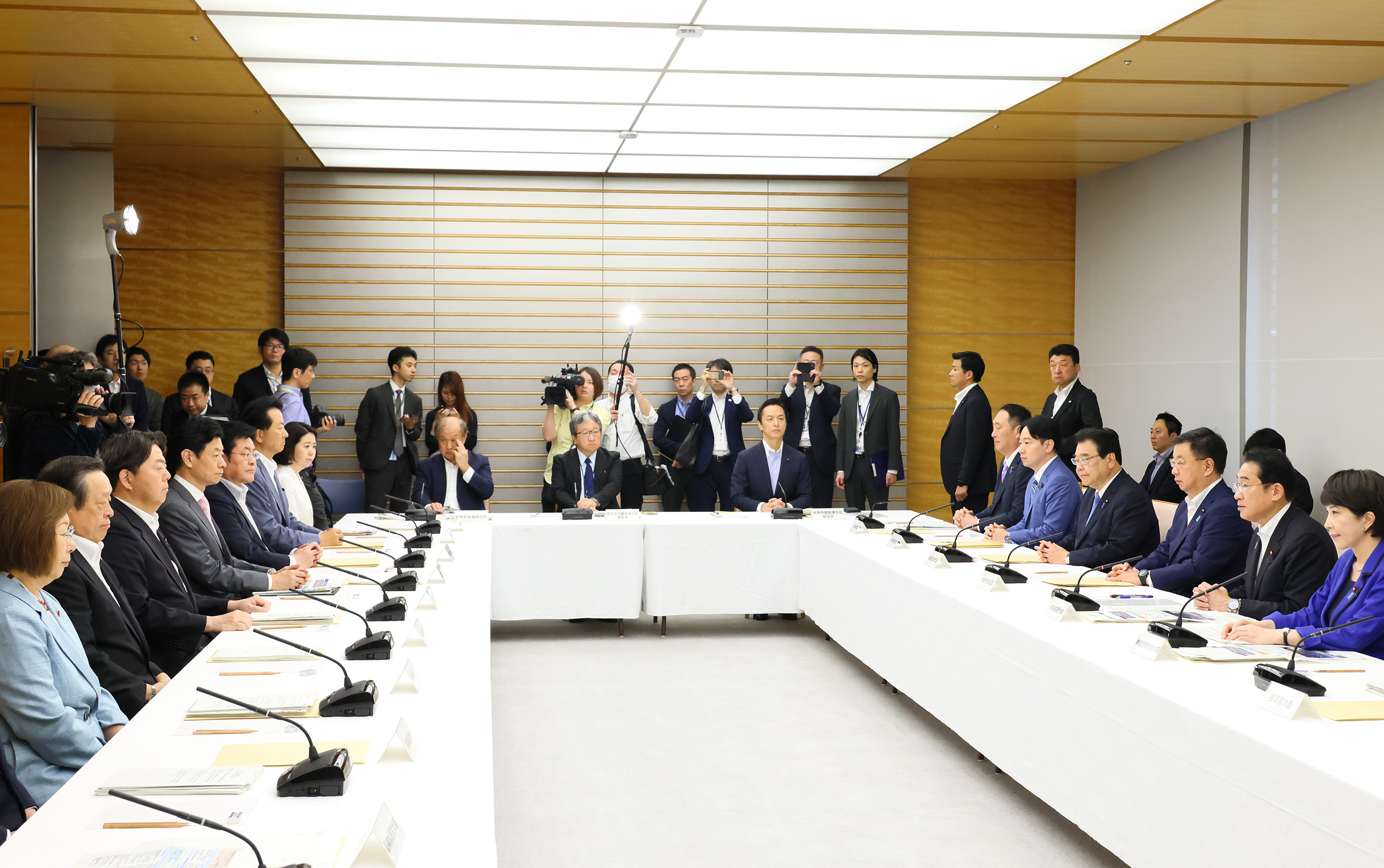Prime Minister Kishida wrapping up a meeting (2)