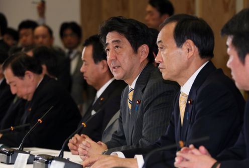 Photograph of the Prime Minister delivering an address at the meeting of the Government and Ruling Parties Council on the Urgent Economic Countermeasures for the Revival of the Japanese Economy 1