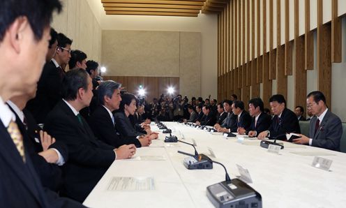 Photograph of the Prime Minister delivering an address at the meeting of the Government and Ruling Parties Council on the Urgent Economic Countermeasures for the Revival of the Japanese Economy 2