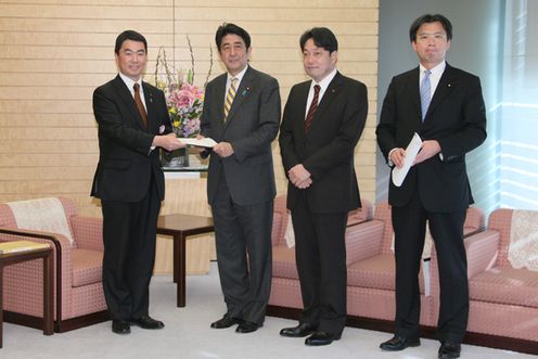 Photograph of Prime Minister Abe receiving a courtesy call from the Governor of Miyagi Prefecture, Mr. Yoshihiro Murai 2