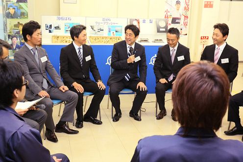 Photograph of the Prime Minister having talks with the personnel of small- and mid-sized enterprises and small-scale business operators