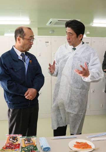 Photograph of the Prime Minister observing a freezing and processing facility