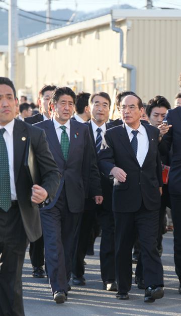 Photograph of the Prime Minister observing temporary housing in Watari Town