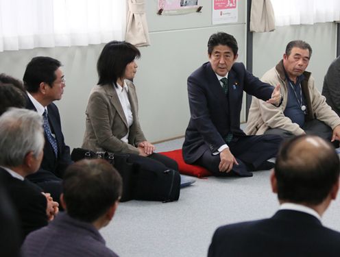 Photograph of the Prime Minister having talks with the residents of temporary housing in Watari Town