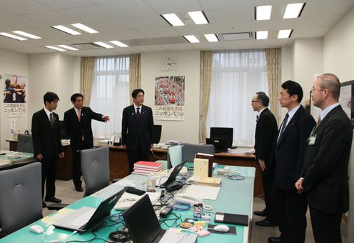 Photograph of the Prime Minister observing the Office for the Council for the Implementation of Education Rebuilding