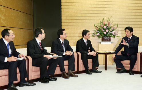 Photograph of the Prime Minister receiving a request from the Governors of Aomori, Iwate, Fukushima and Miyagi Prefectures and others