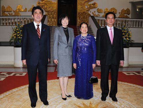 Photograph of the Prime Minister at the photo session before the summit meeting