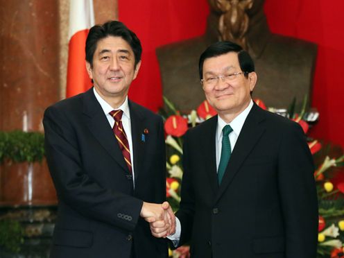 Photograph of Prime Minister Abe shaking hands with the President of the Socialist Republic of Viet Nam, Mr. Truong Tan Sang