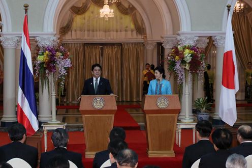 Photograph of the Japan-Thailand joint press statement 1
